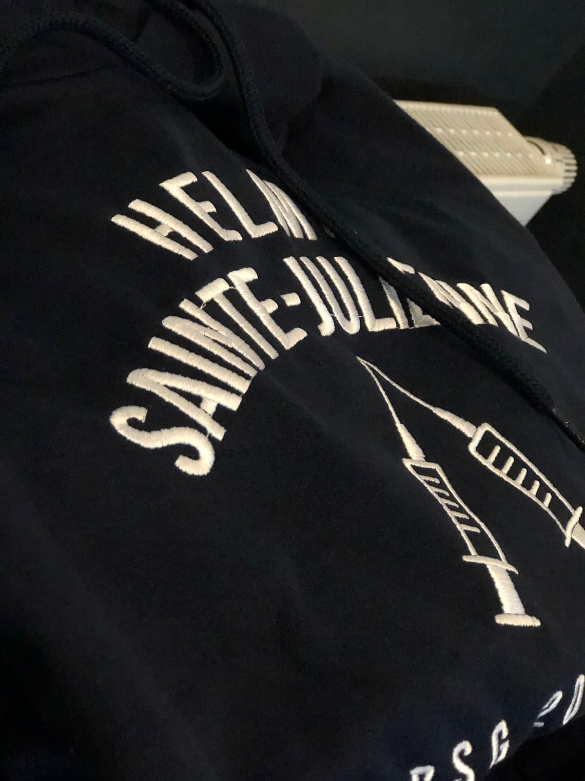 Sweat noir brodé HELMo Sainte-Julienne
