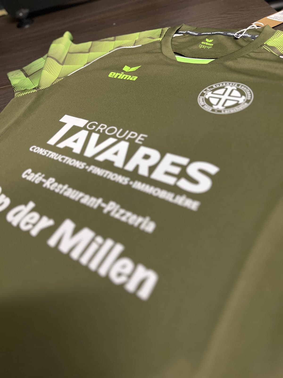 Maillot de football kaki imprimé aux noms des sponsors