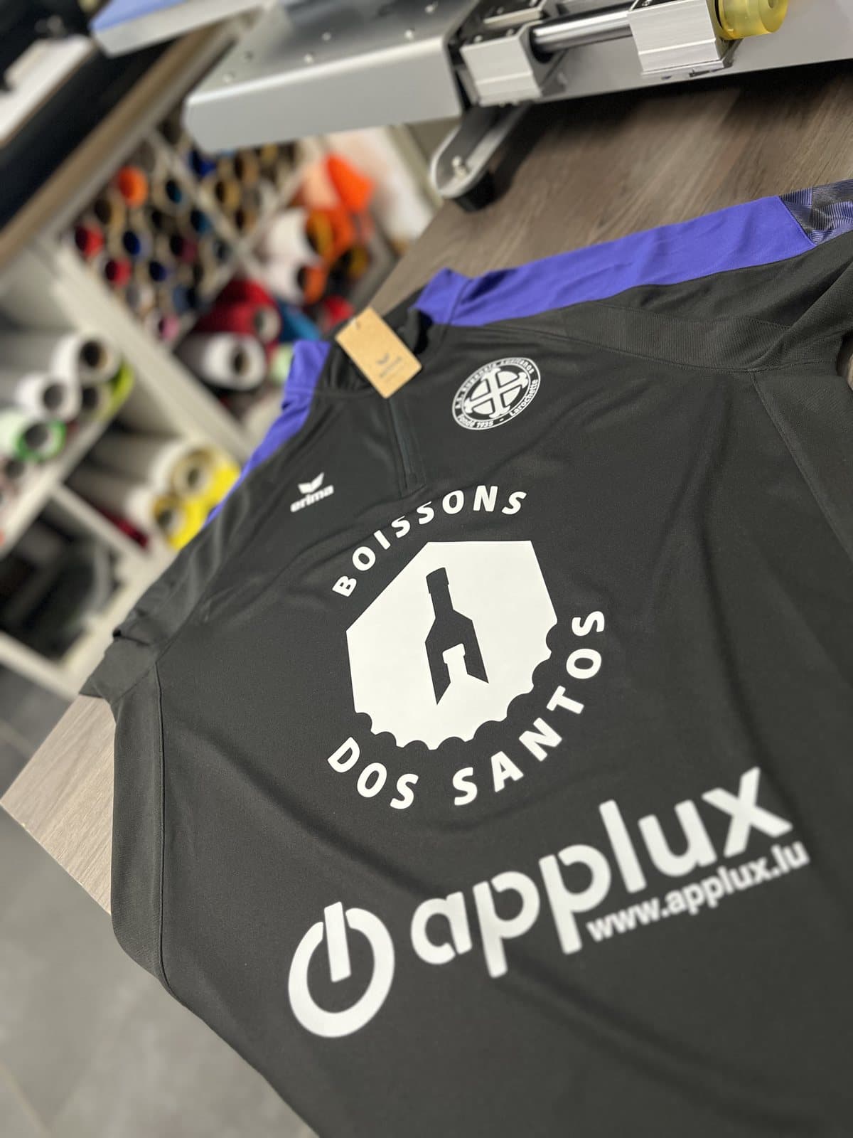 Maillot de football noir imprimé aux logos des sponsors