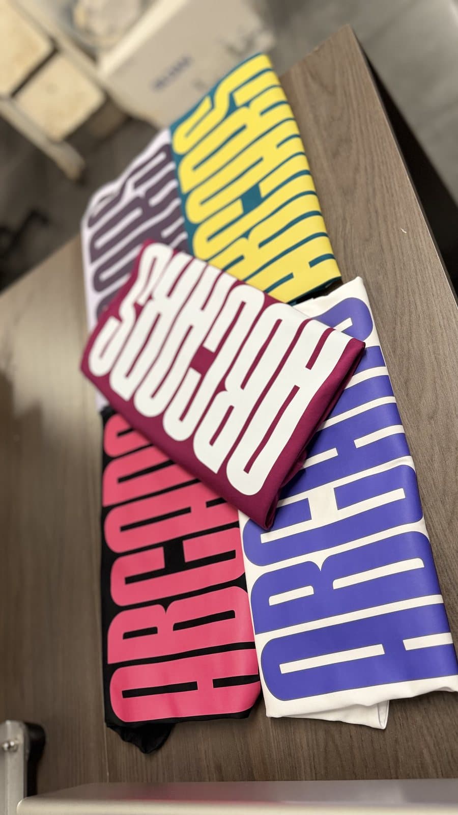 T-shirts imprimés en grandes lettres de couleur