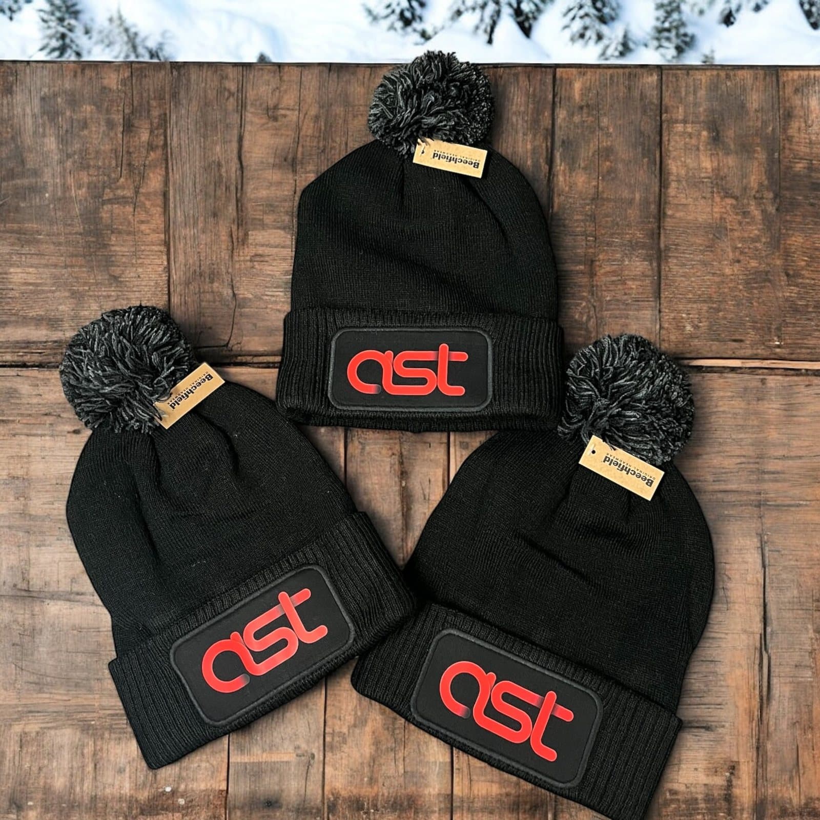 Bonnets à pompon noirs avec écusson au logo d'une entreprise