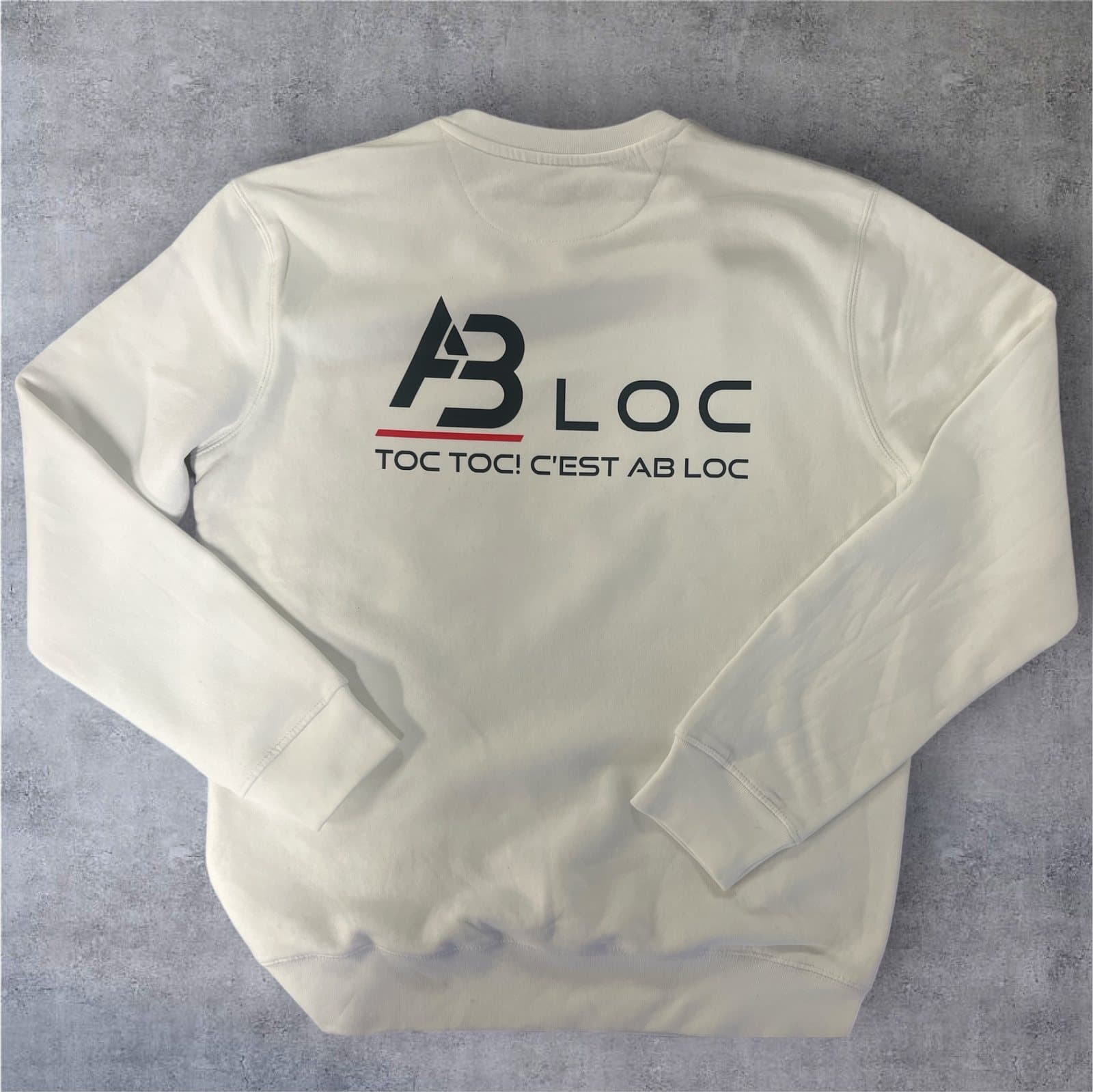 Sweat blanc imprimé au logo d'une entreprise de location