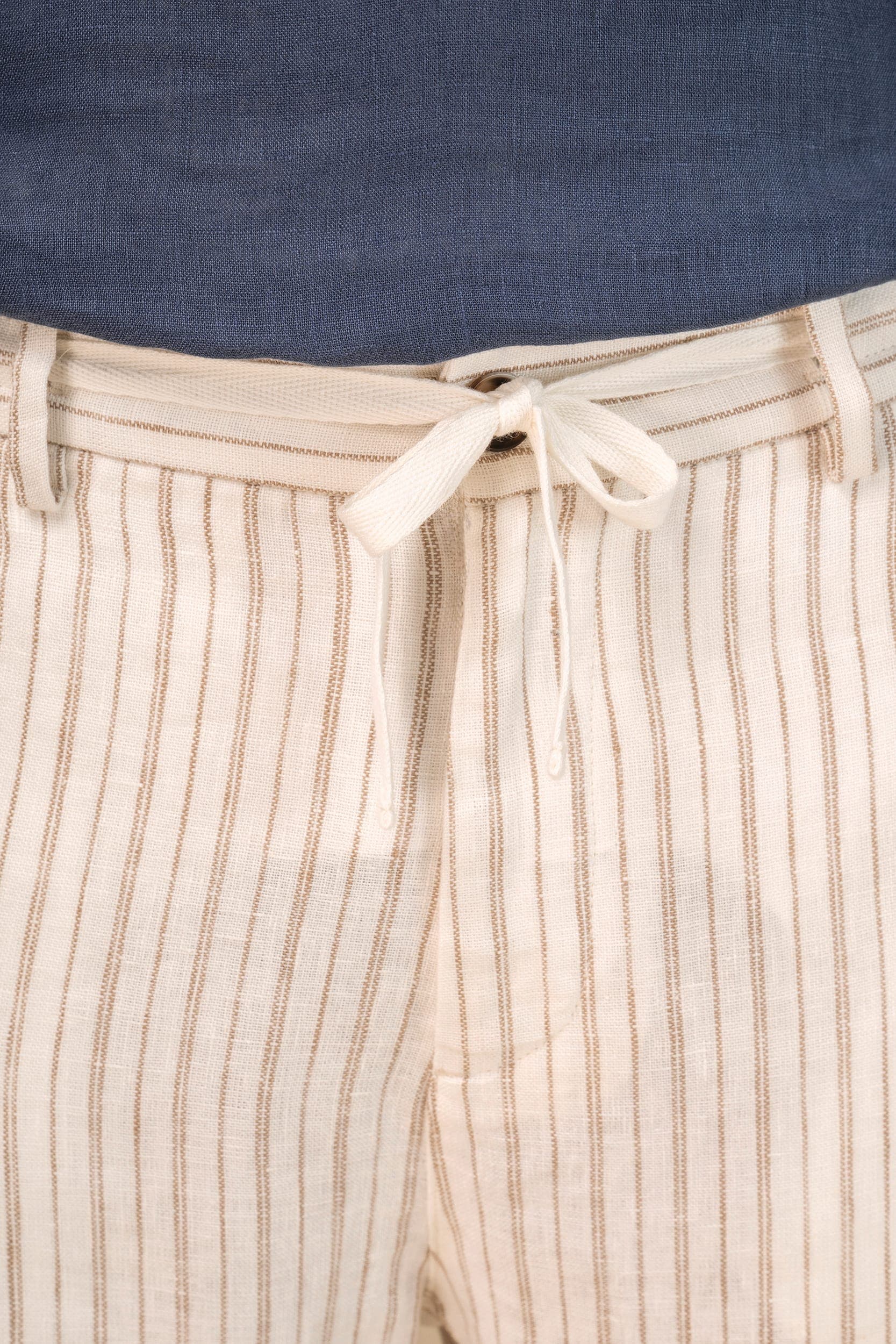 Pantalon rayé en lin homme en situation