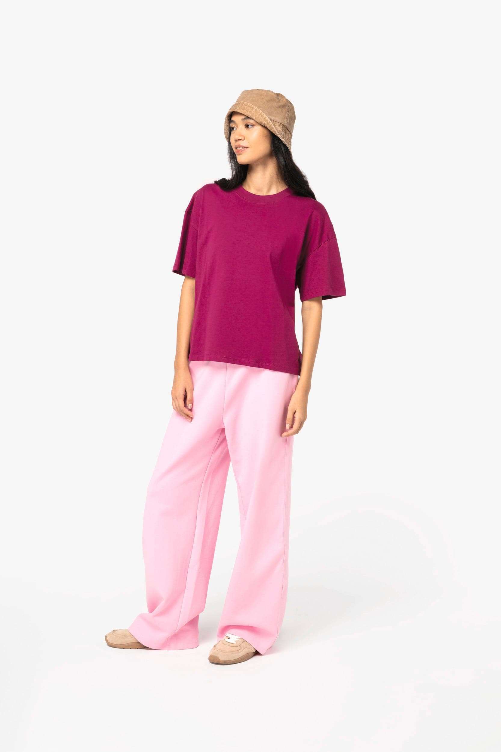 T-shirt écoresponsable oversize femme en situation