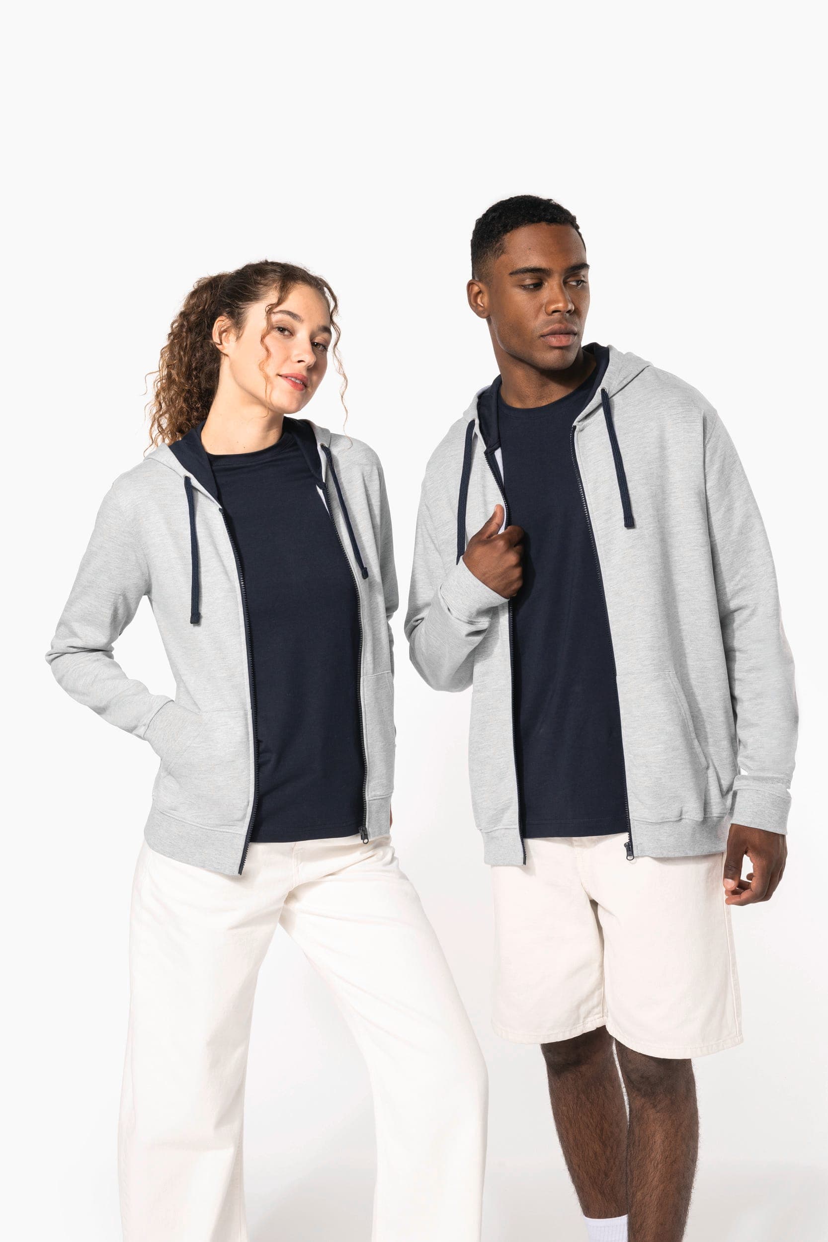 Sweat-shirt zippé capuche contrastée femme en situation