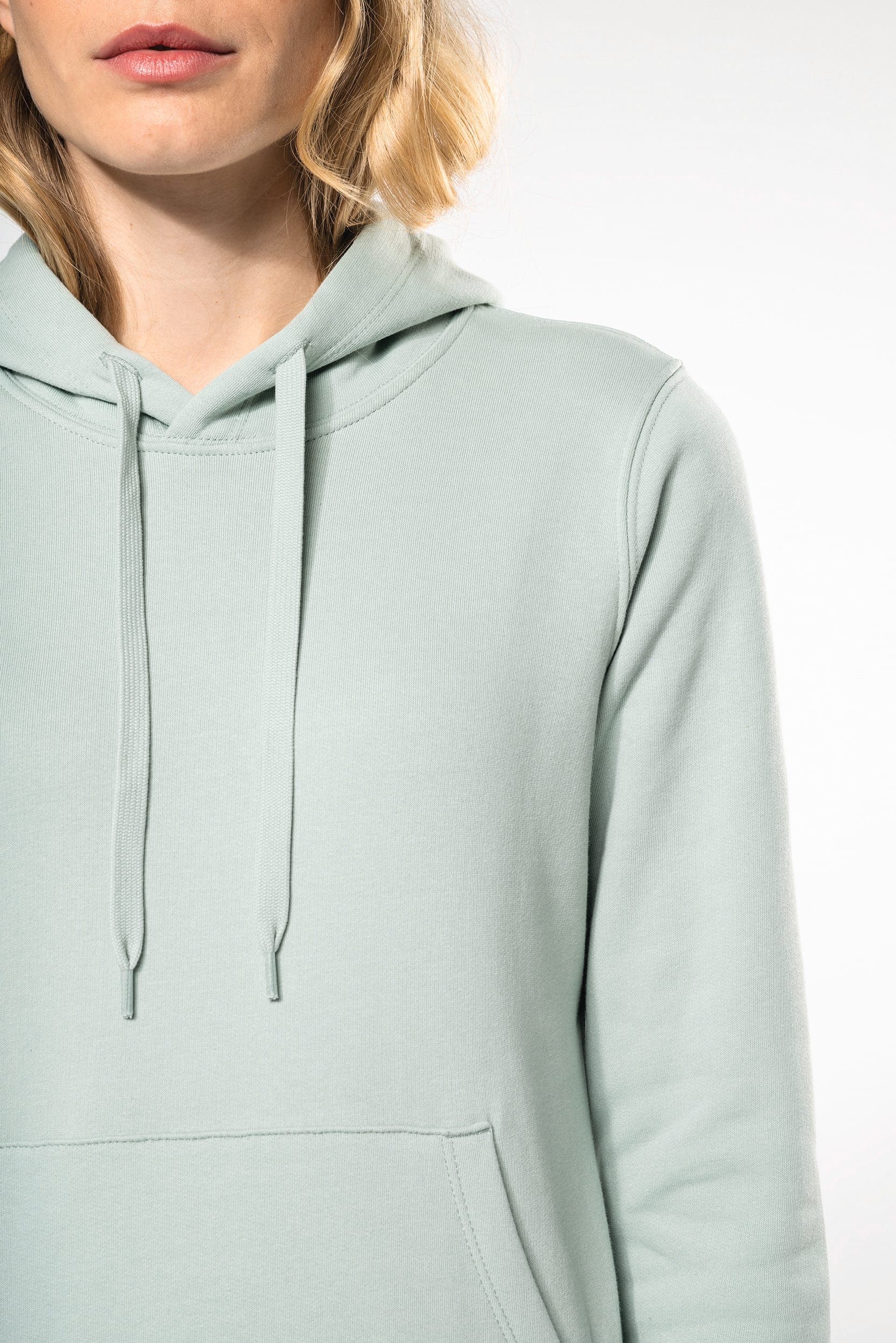 Sweat-shirt écoresponsable à capuche femme en situation