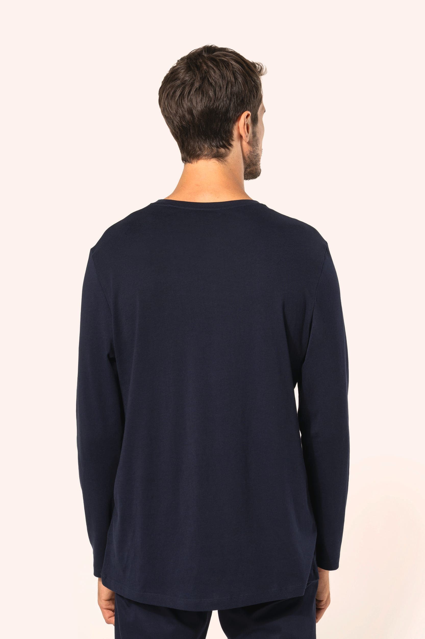 T-shirt Supima® col V manches longues homme en situation