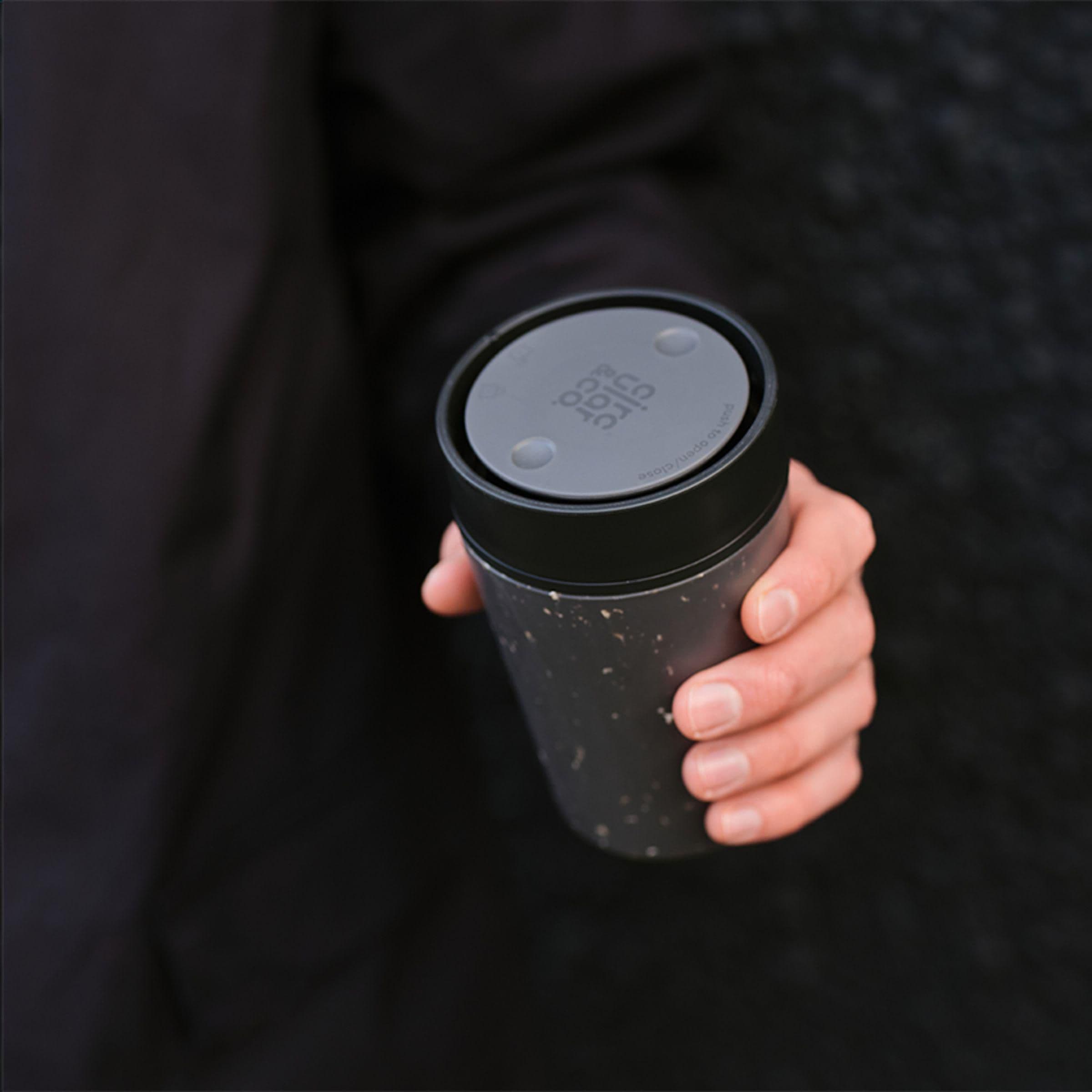 Mug Circular&Co café recyclé 227 ml en situation