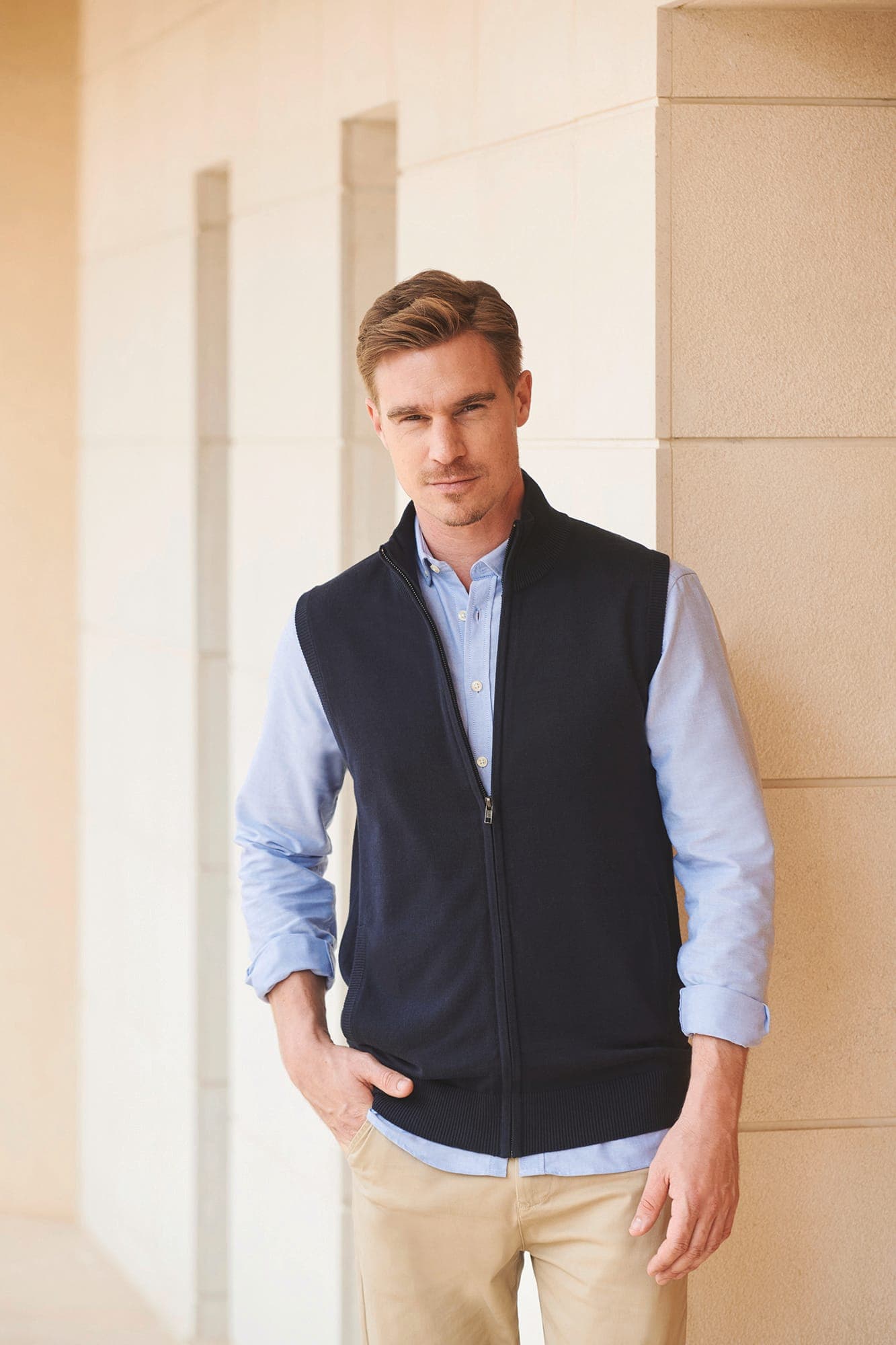Pull zippé sans manches pour homme en situation