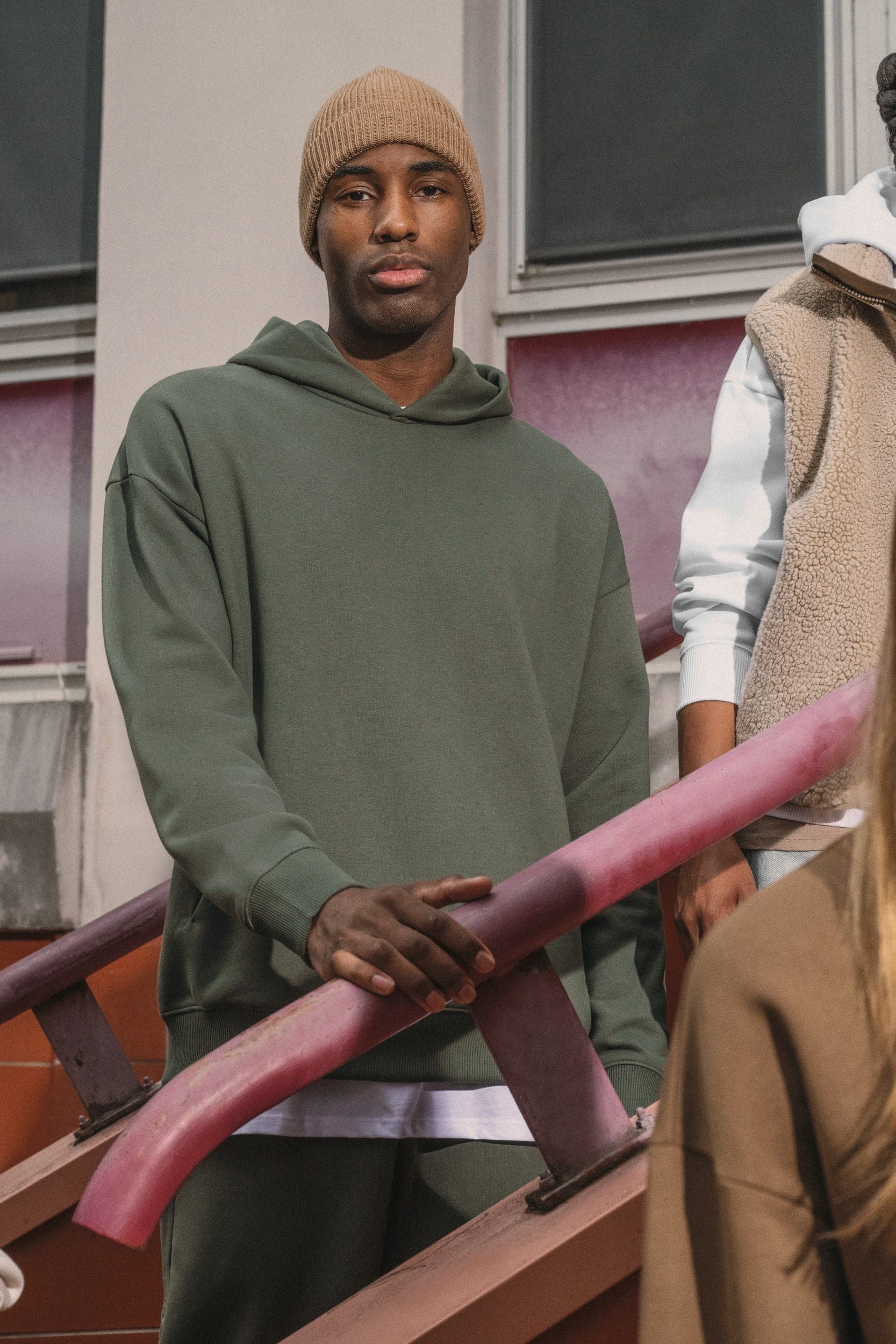 Sweat-shirt écoresponsable à capuche oversize unisexe en situation