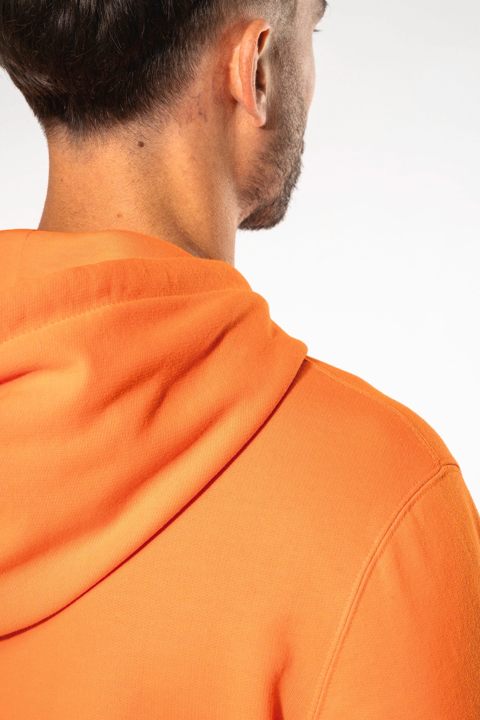 Sweat-shirt recyclé à capuche unisexe en situation