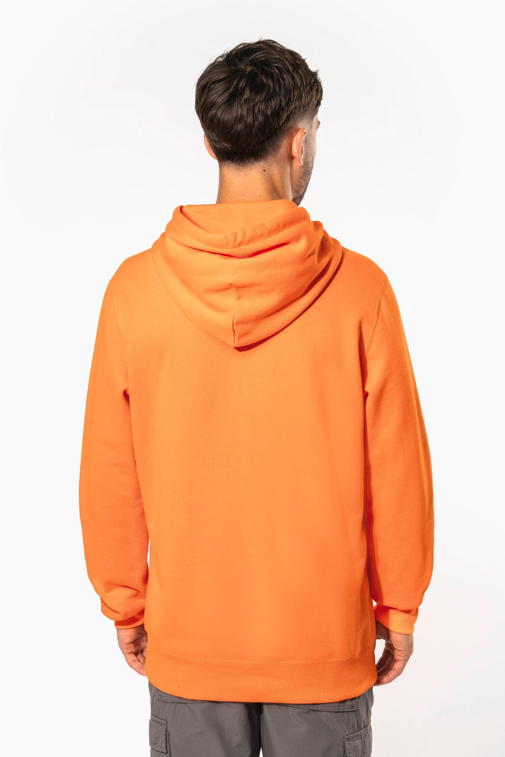 Sweat-shirt recyclé à capuche unisexe en situation