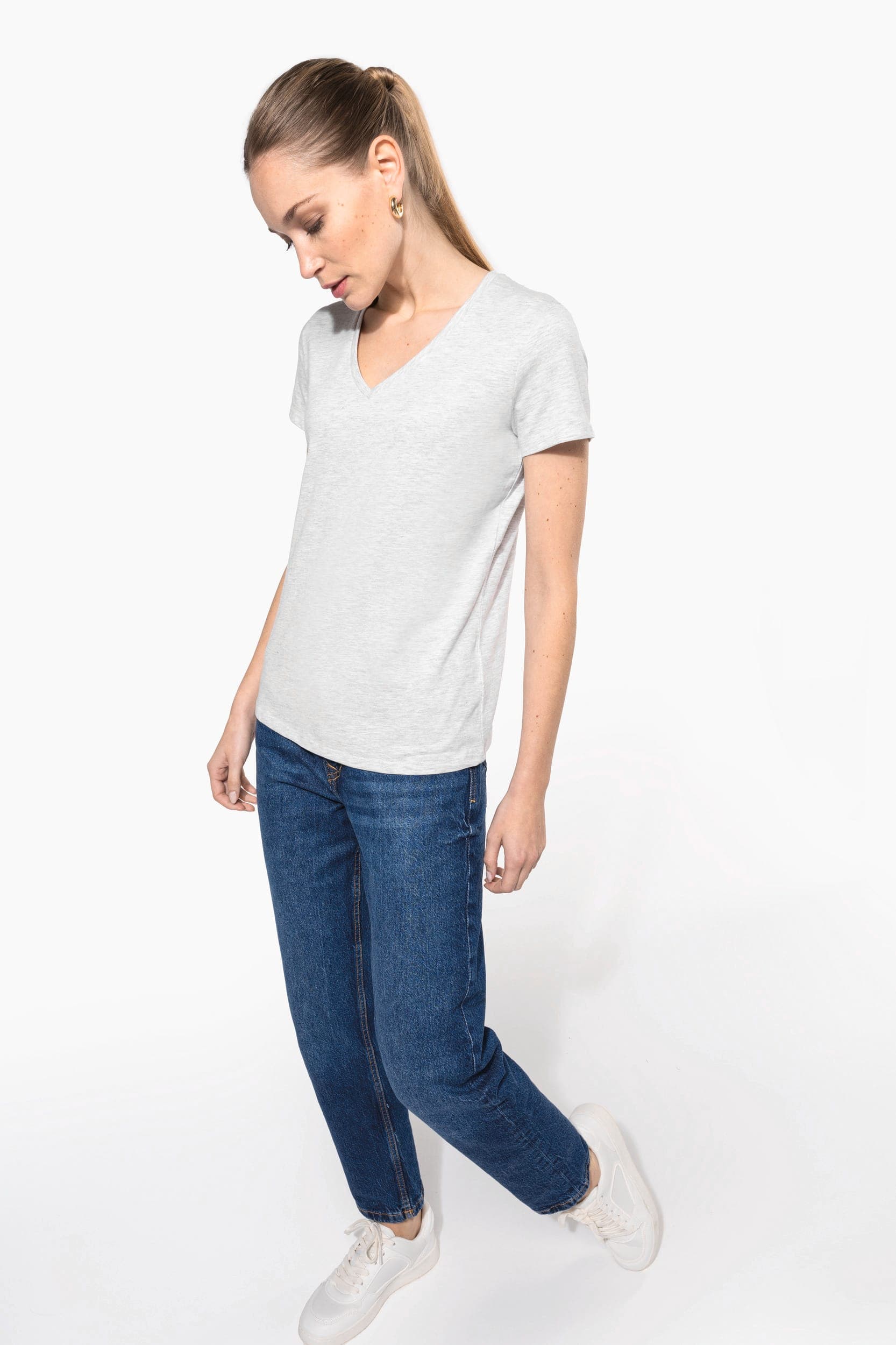 T-shirt col V manches courtes femme en situation