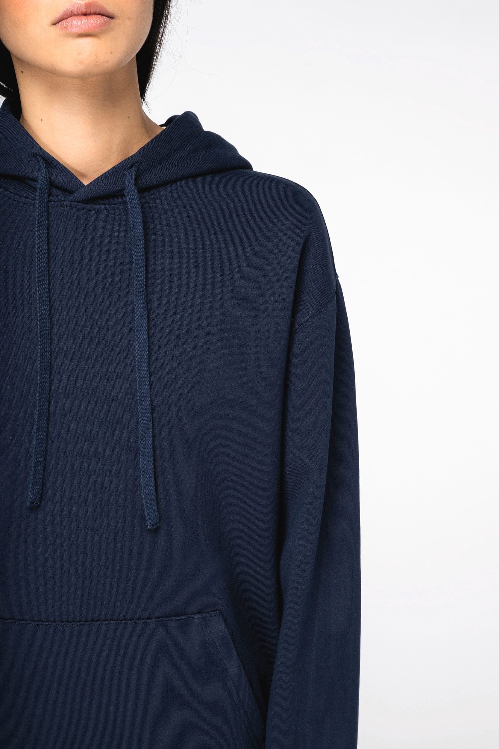 Sweat-shirt écoresponsable à capuche  à épaules tombantes French Terry unisexe en situation