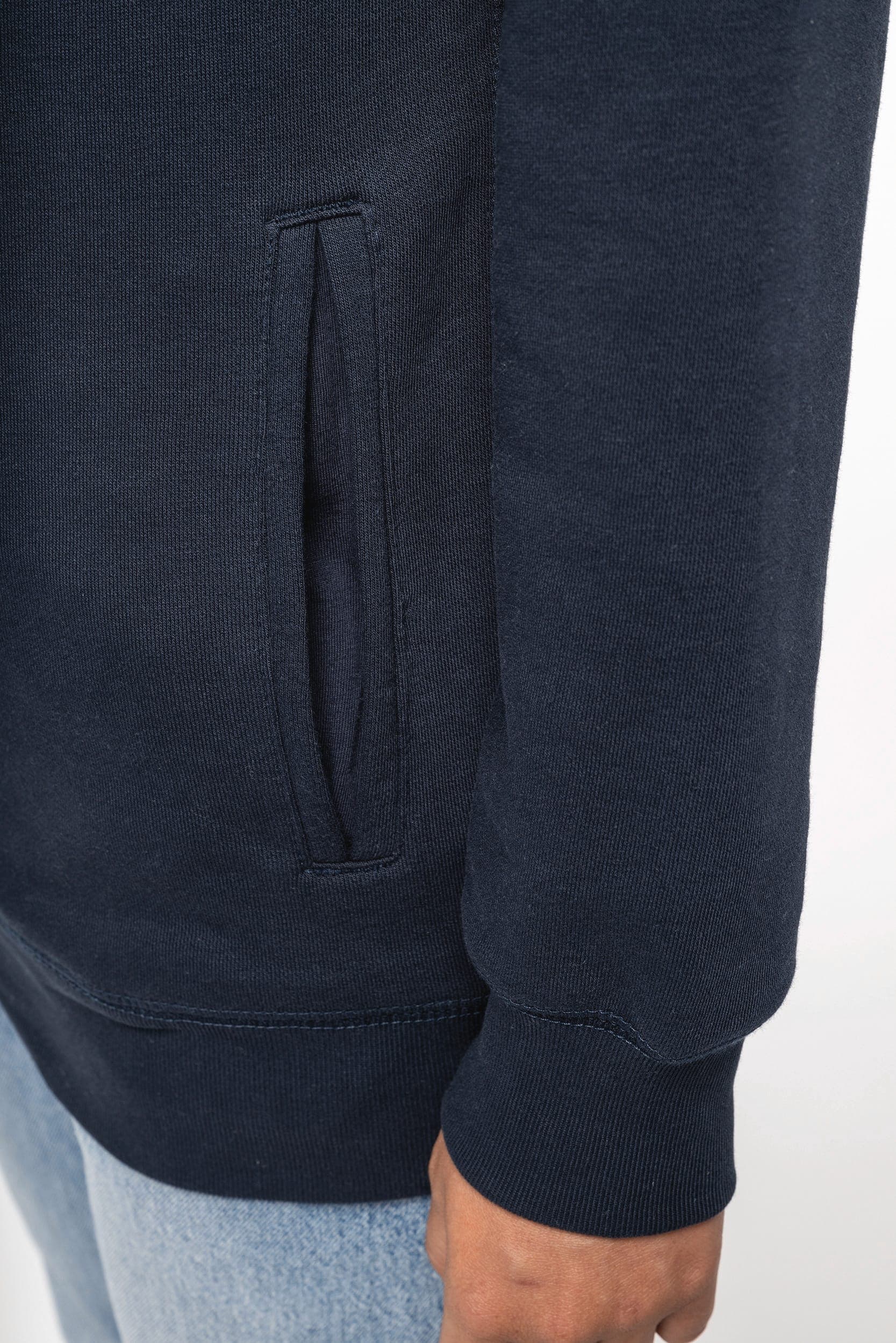 Sweat-shirt french terry écoresponsable à capuche unisexe en situation