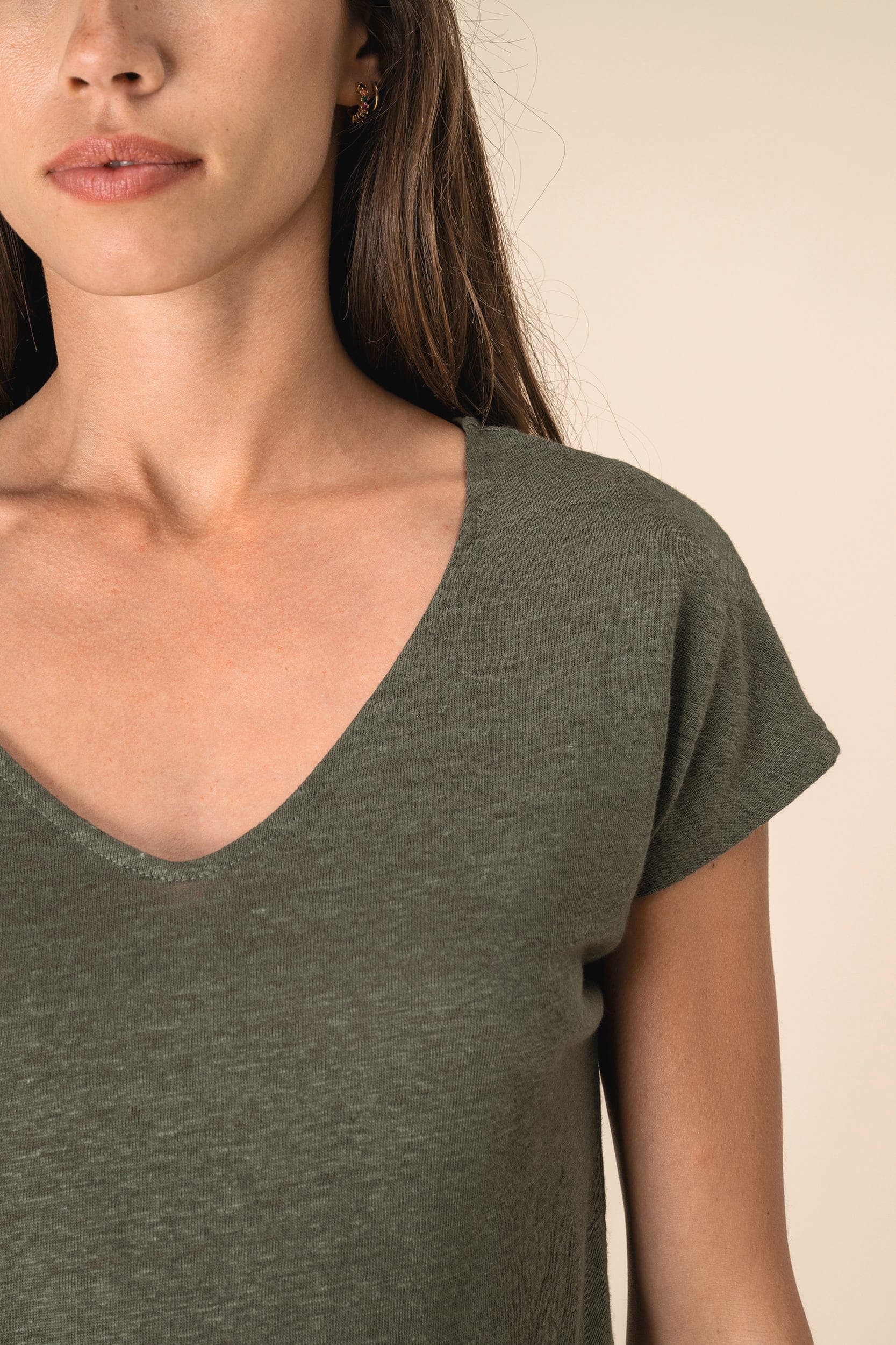 T-shirt col V en lin femme en situation