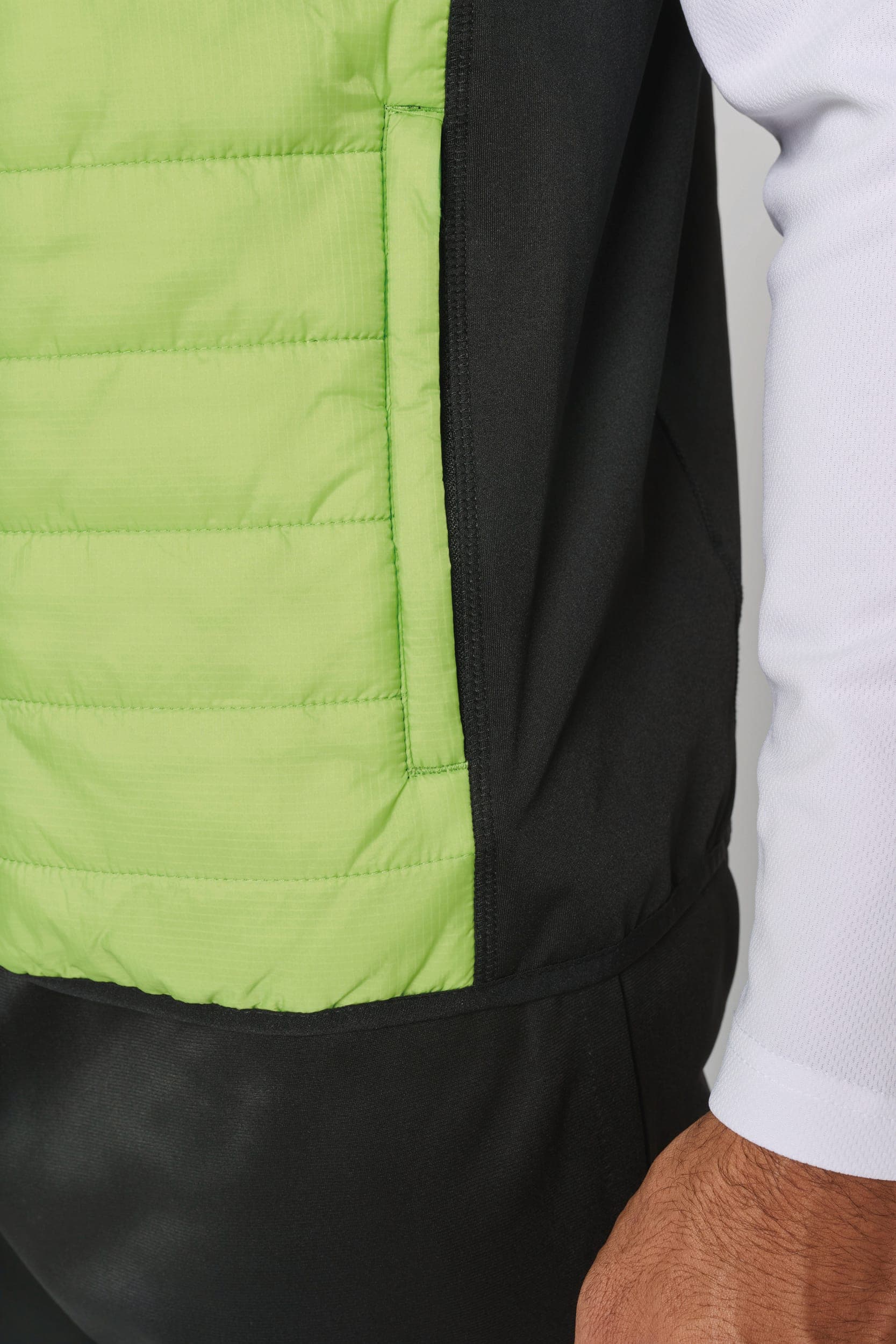 Veste sport bi-matière sans manches unisexe en situation