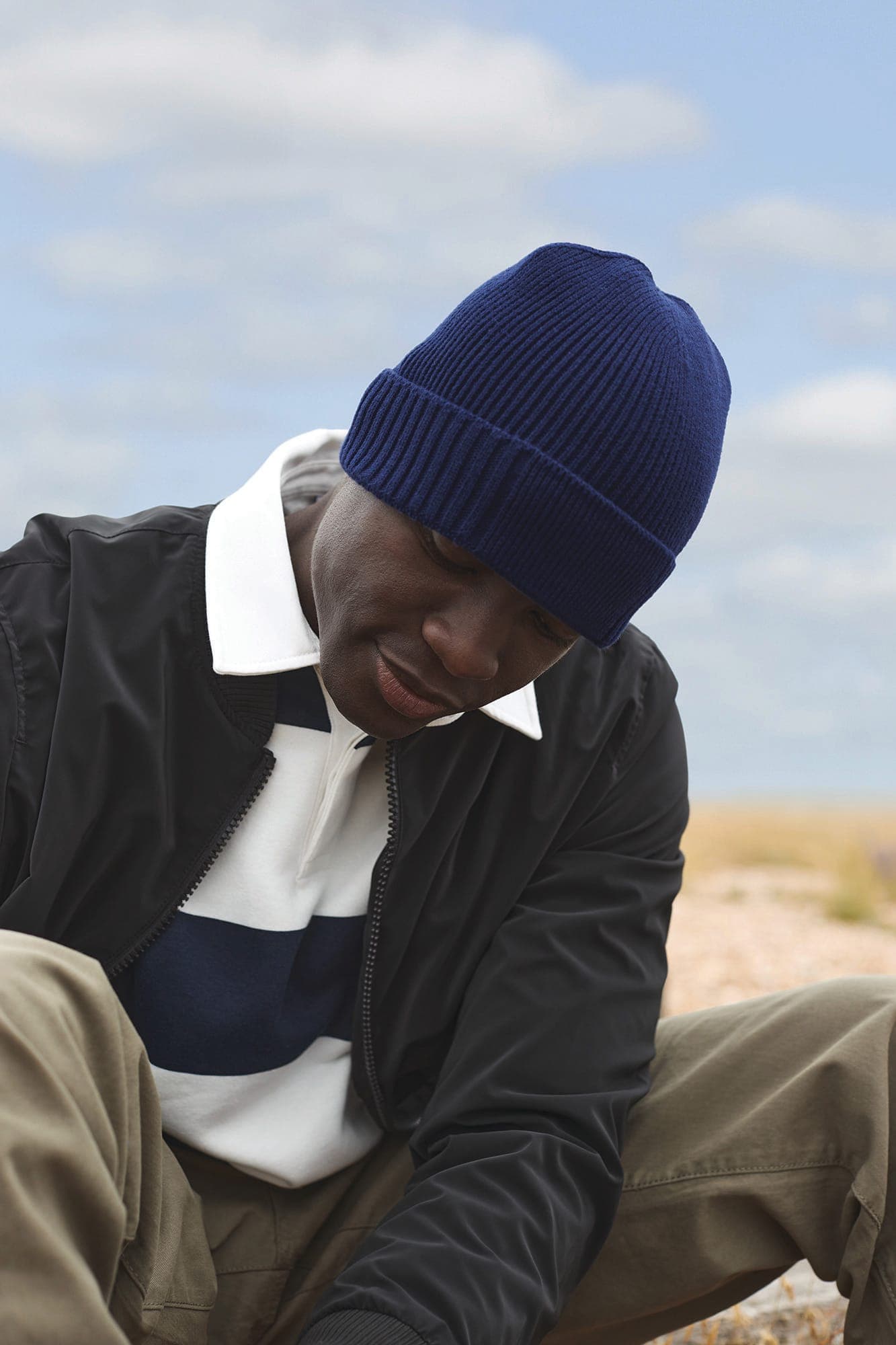 ORGANIC COTTON ENGINEERED PATCH BEANIE en situation