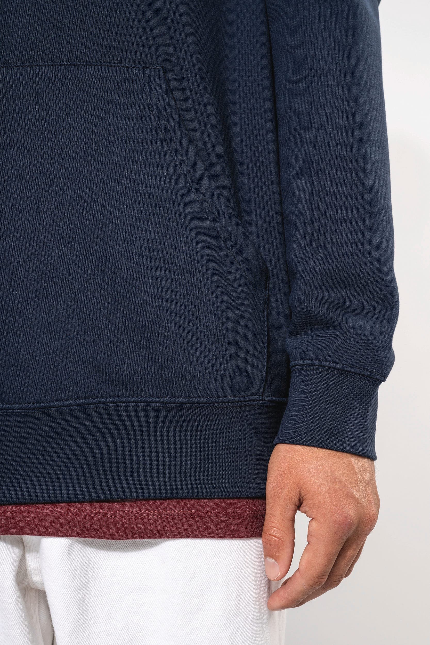 Sweat-shirt à capuche contrastée à motifs unisexe en situation