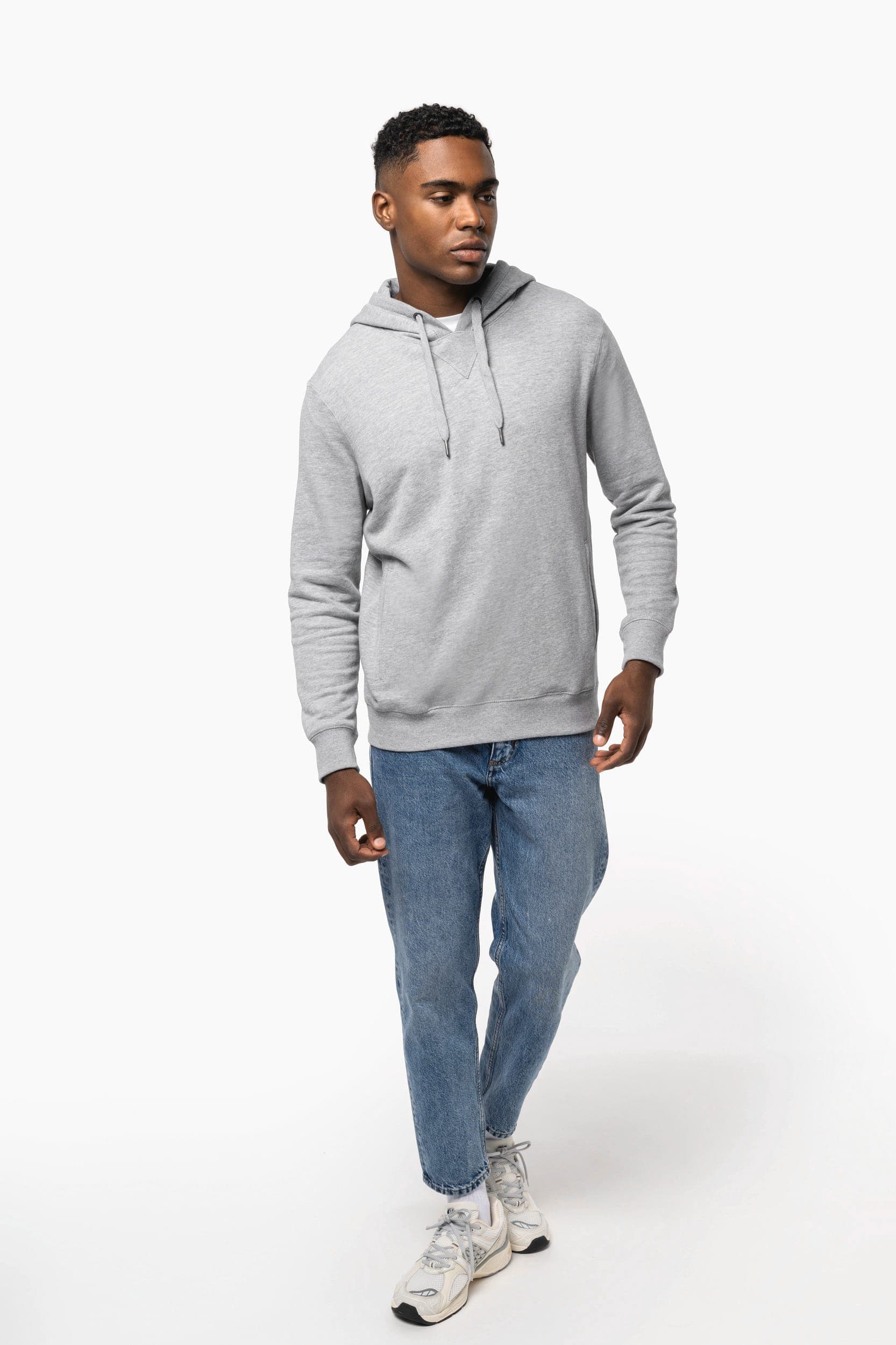 Sweat-shirt french terry écoresponsable à capuche unisexe en situation