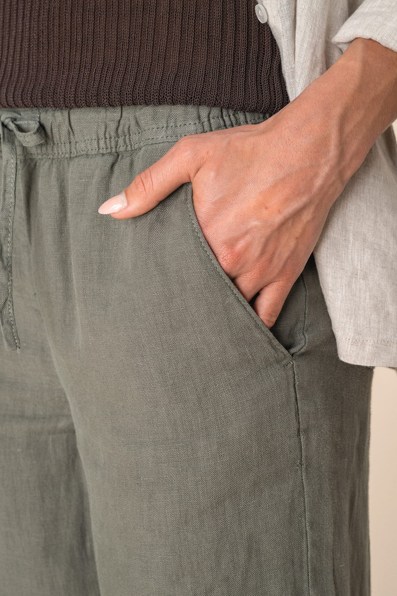 Pantalon délavé en lin femme en situation