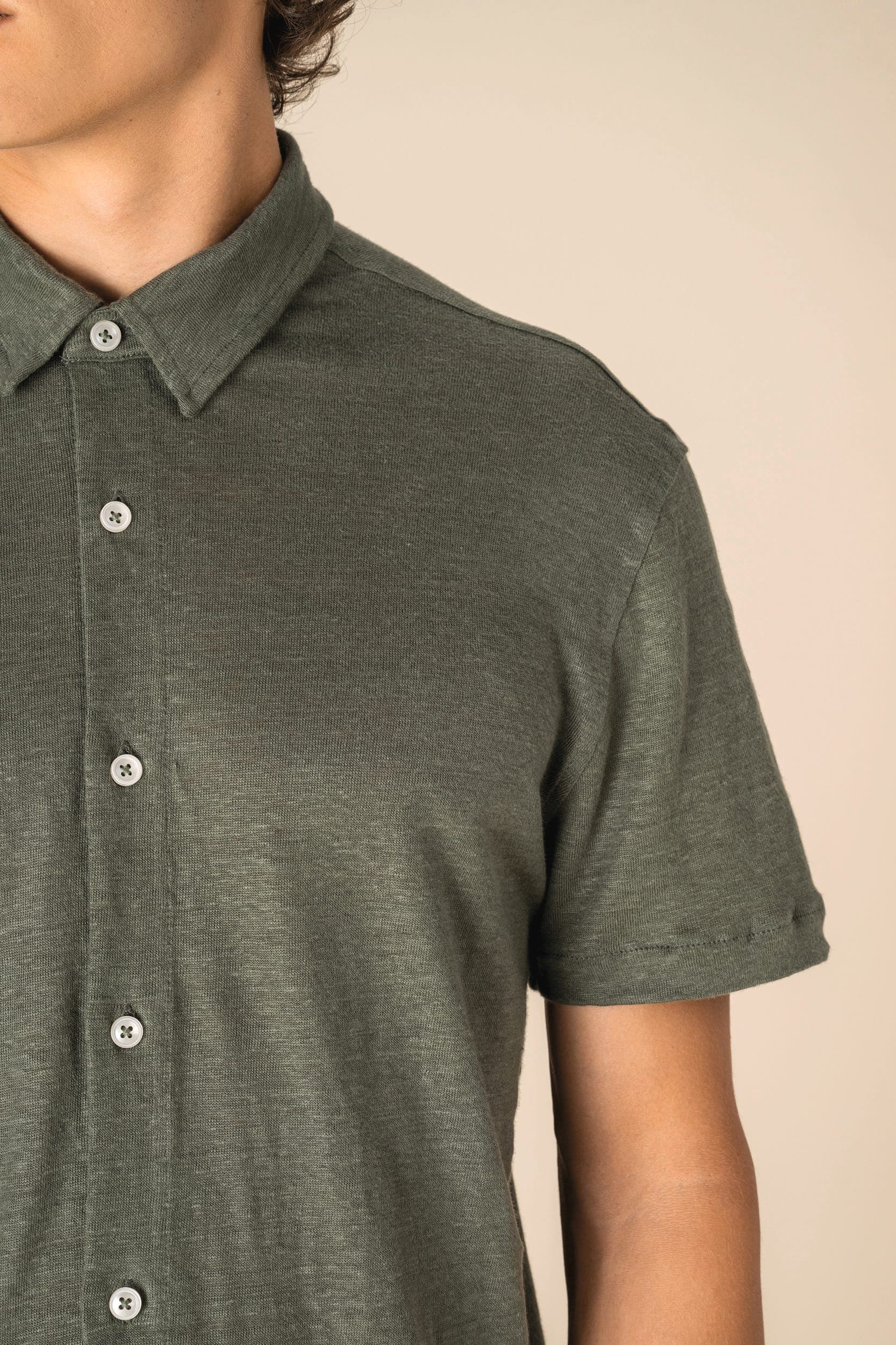 Chemise à manches courtes en lin homme en situation