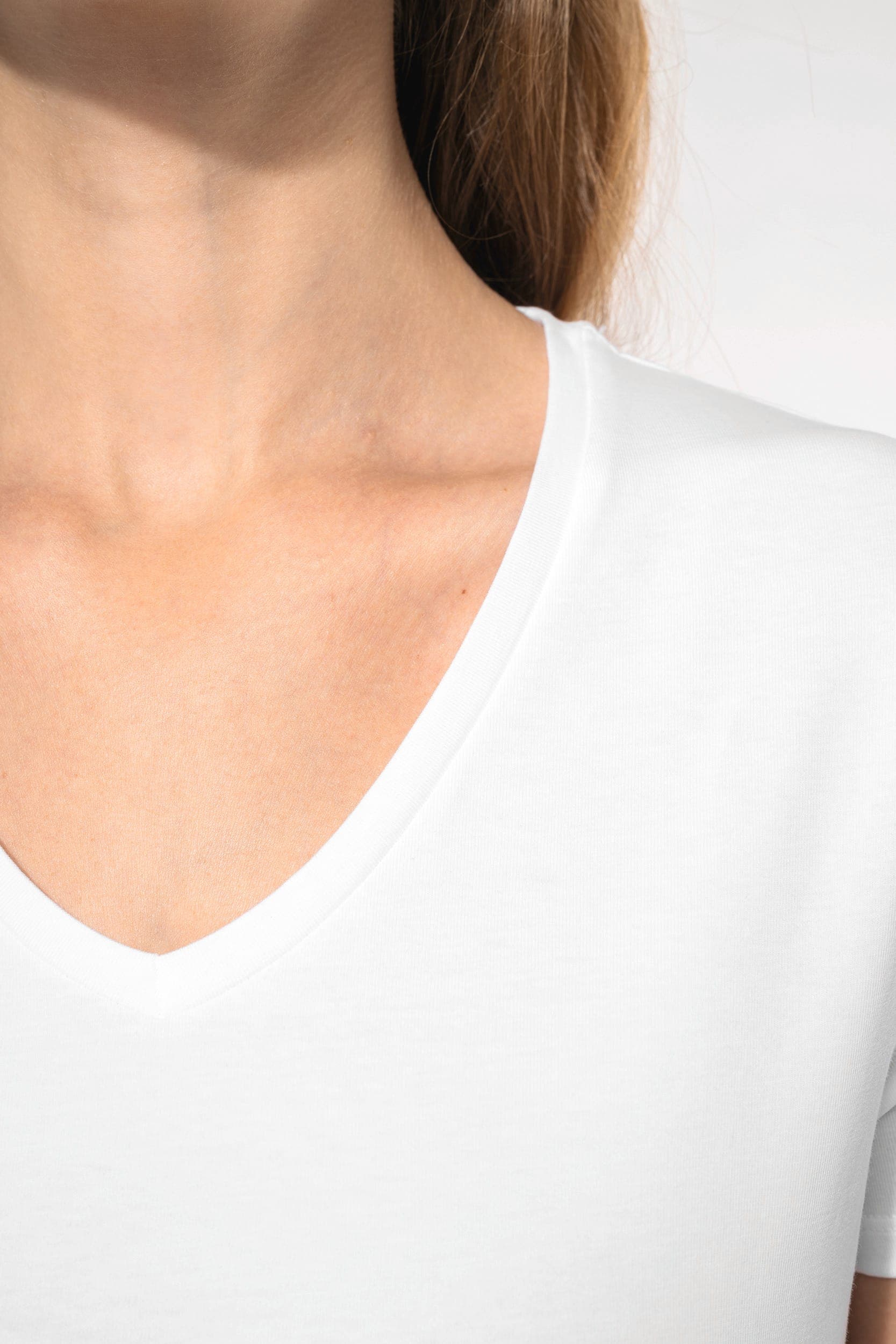 T-shirt col V manches courtes femme en situation