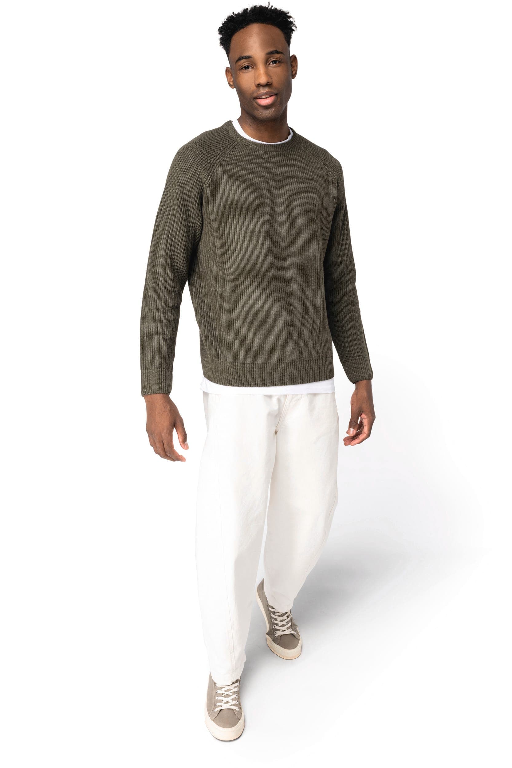 Pull écoresponsable à grosses mailles homme en situation