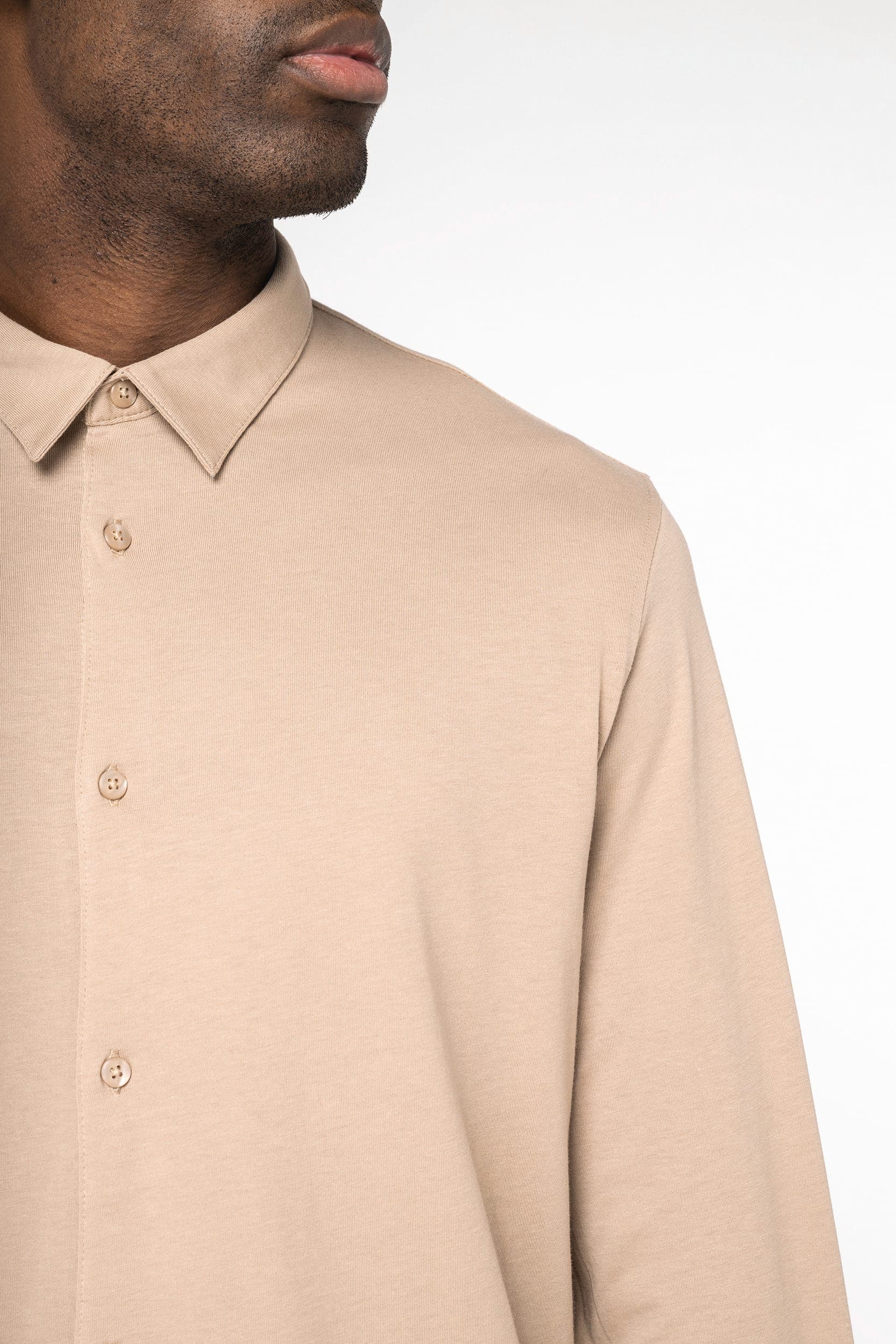 Chemise écoresponsable en jersey homme en situation