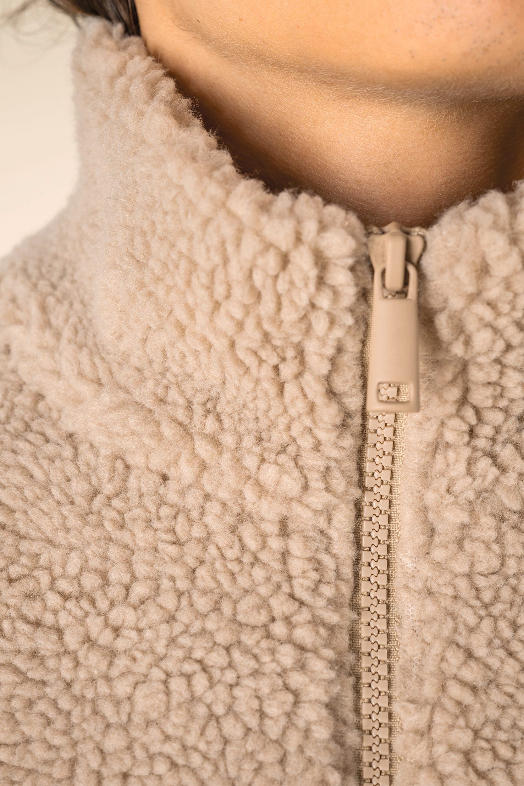 Sweat-shirt 1/4 zip à épaules tombantes en sherpa unisexe en situation