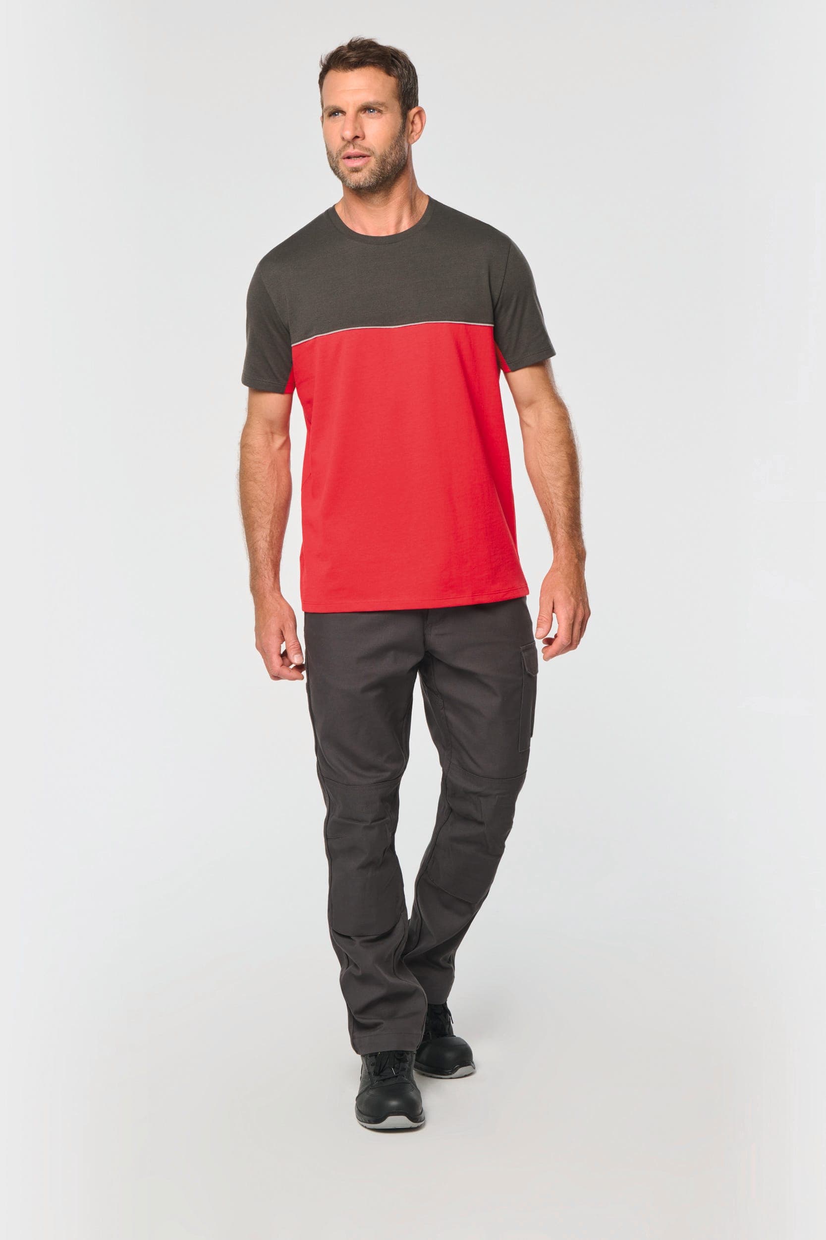 T-shirt bicolore écoresponsable manches courtes unisexe en situation