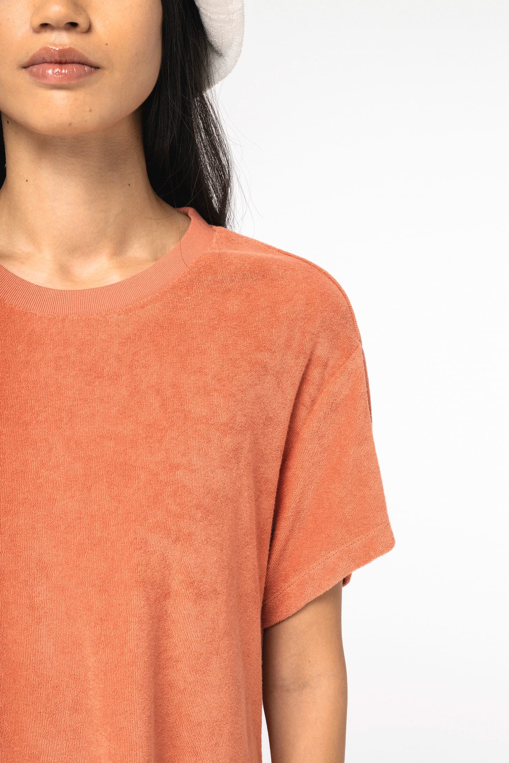 Robe t-shirt écoresponsable en éponge à épaules tombantes femme en situation