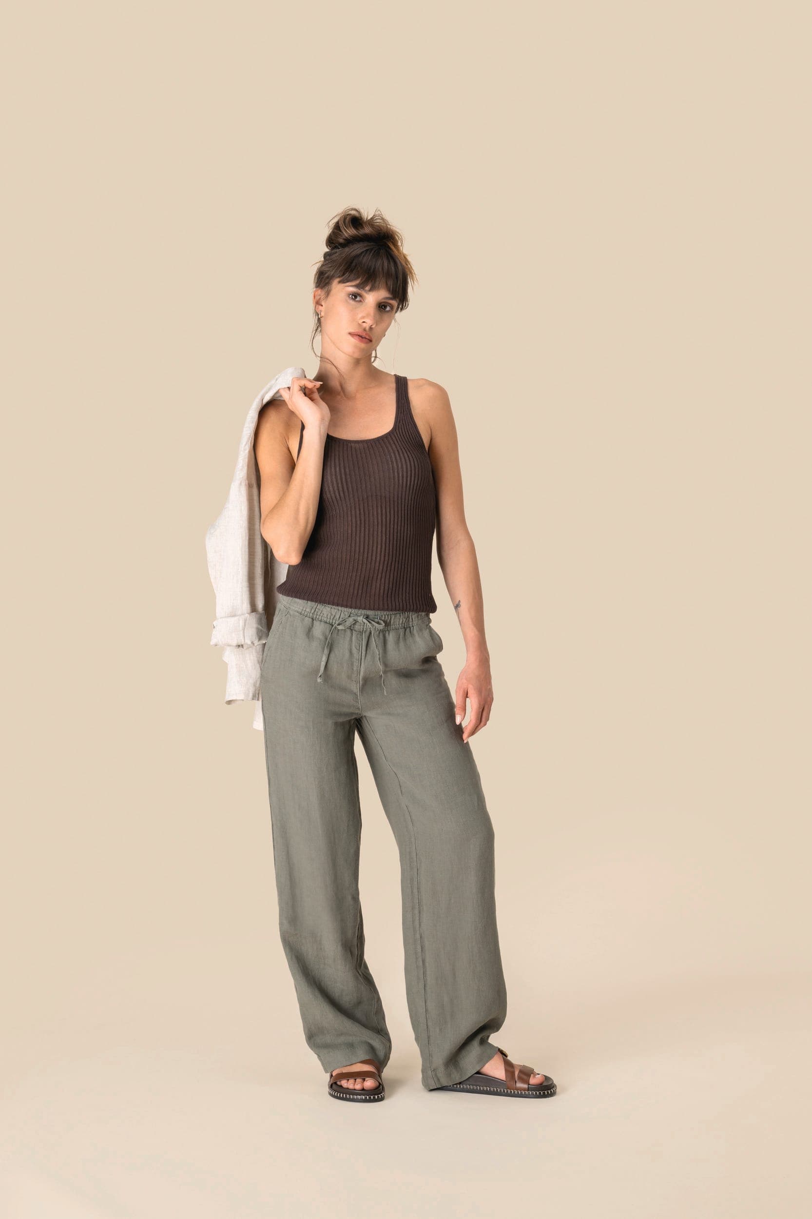 Pantalon délavé en lin femme en situation