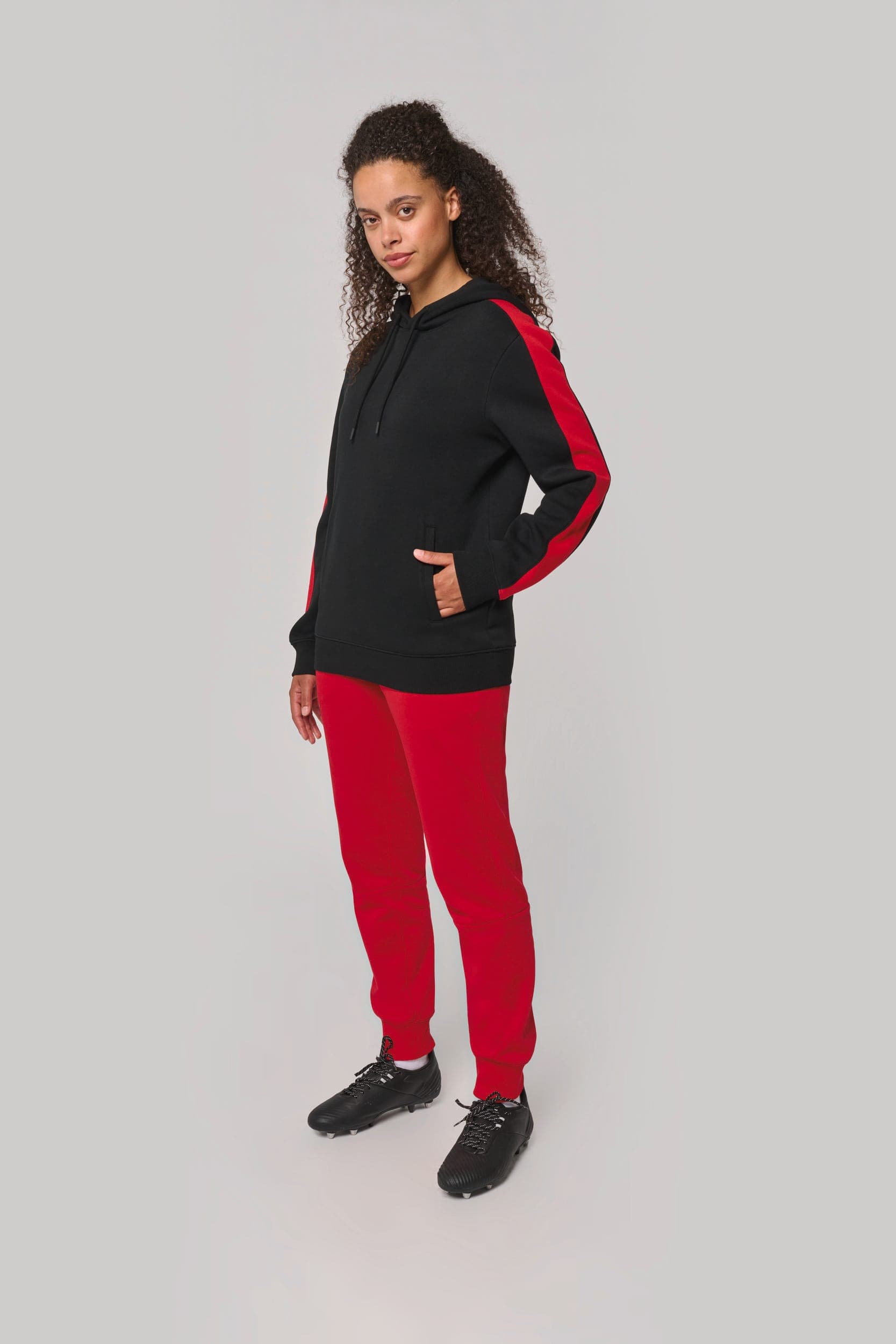 Sweat-shirt à capuche teamwear bicolore unisexe en situation
