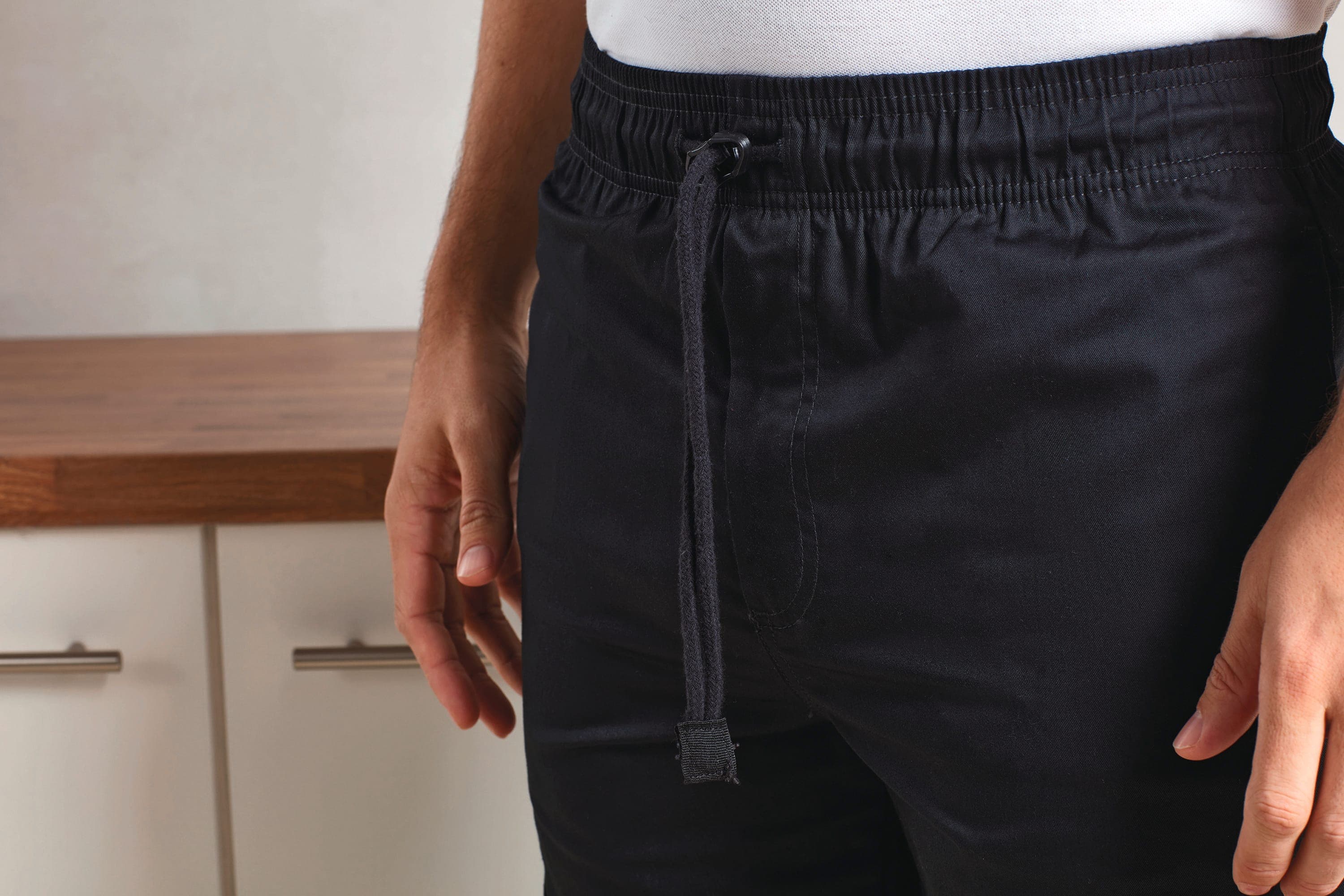 Pantalon de chef "Essential" en situation