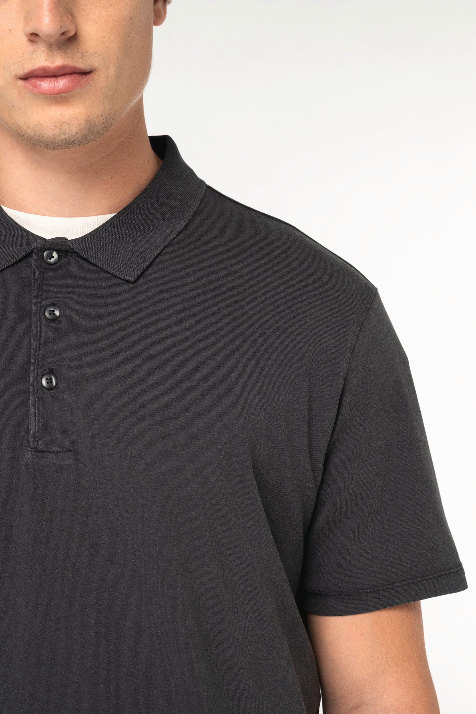 Polo écoresponsable délavé en jersey homme en situation