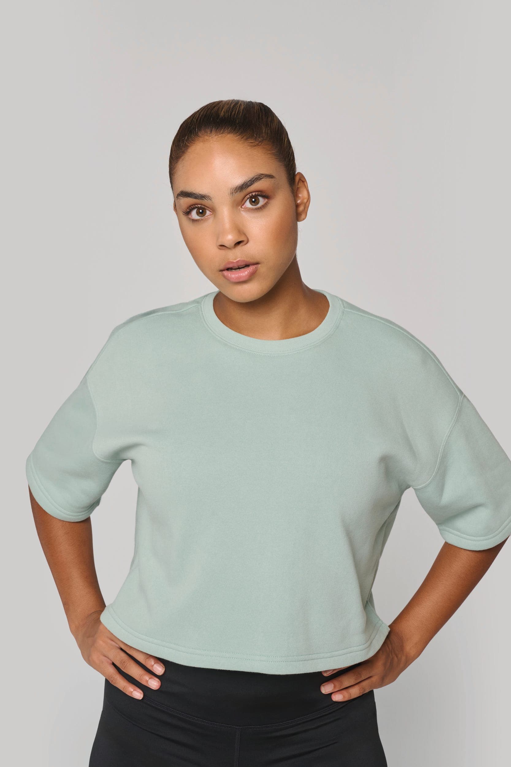 Sweat-shirt crop à manches courtes col rond femme en situation