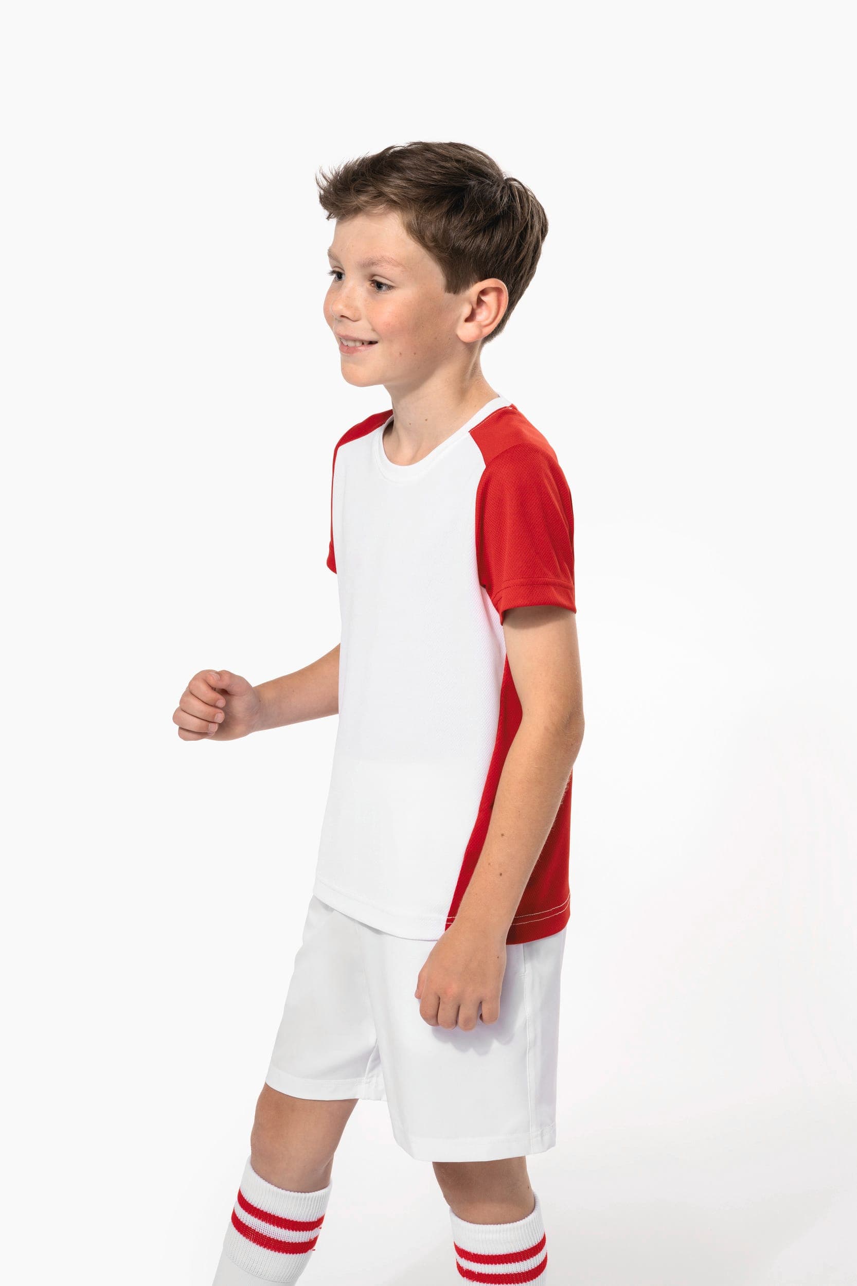 T-shirt de sport écoresponsable bicolore enfant en situation