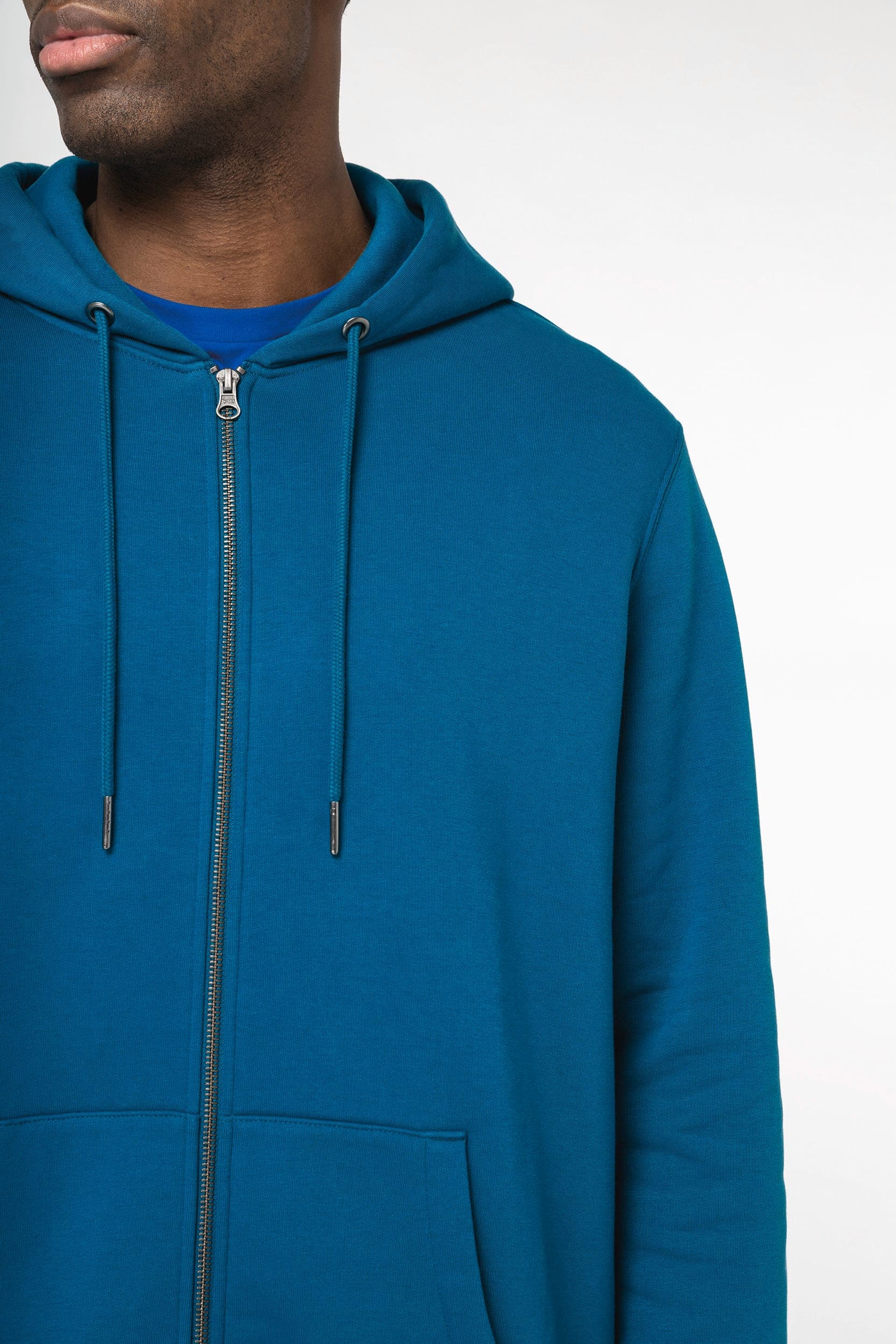 Sweat-shirt écoresponsable zippé à capuche unisexe en situation