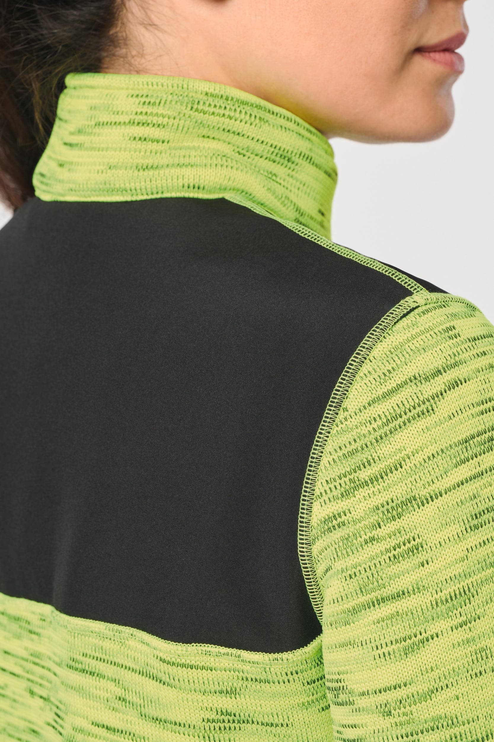 Veste recyclée en polytricot femme en situation