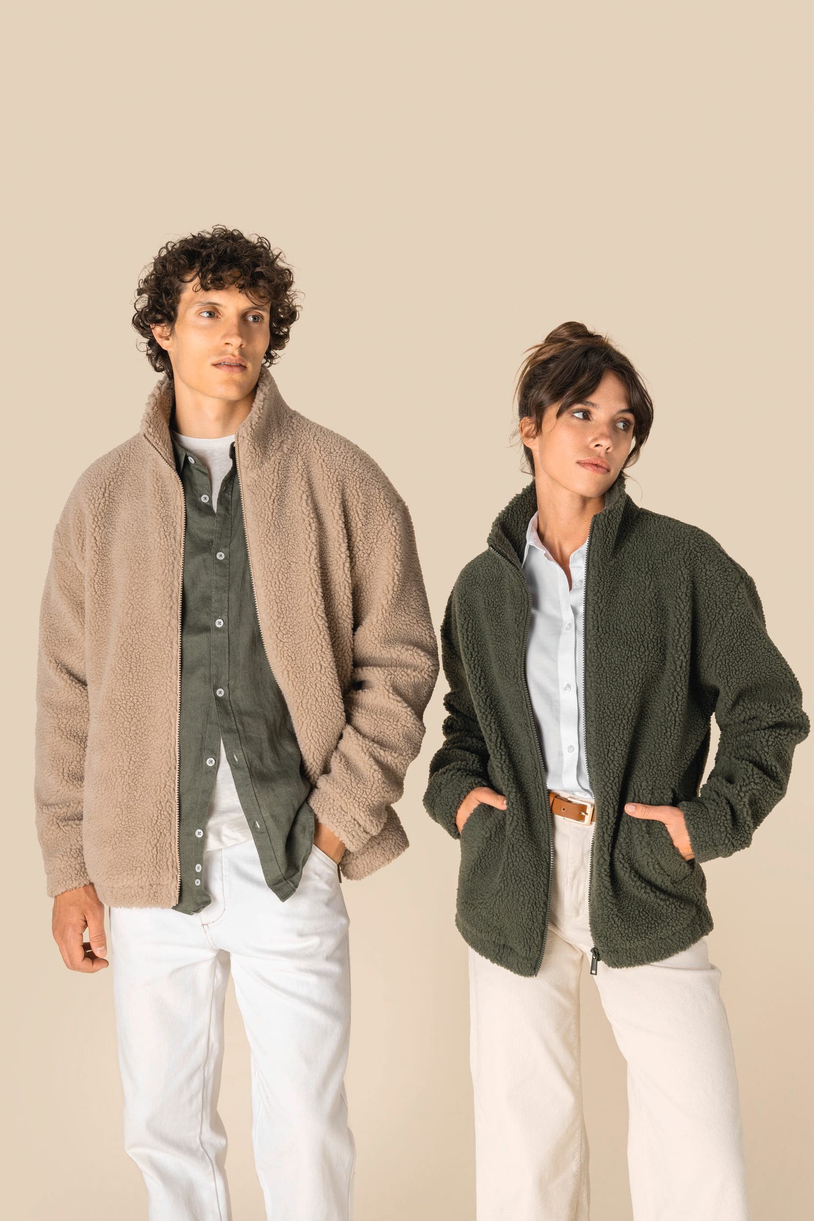 Sweat-shirt zippé à épaules tombantes en sherpa unisexe en situation