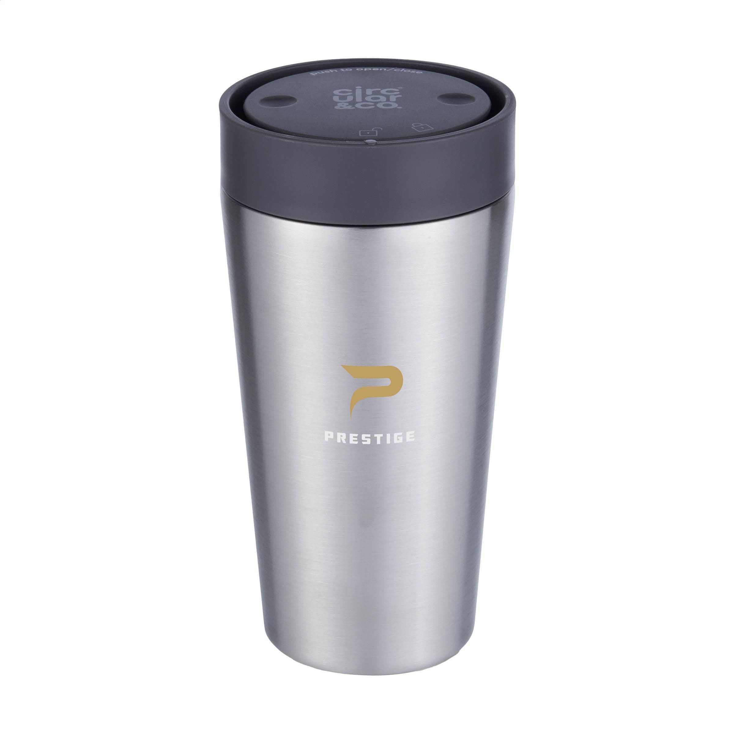 Mug café Circular&Co acier inoxydable recyclé 340 ml en situation
