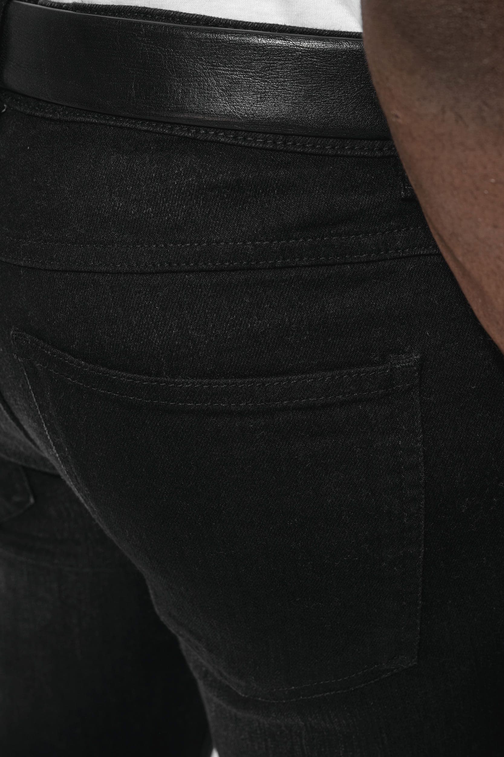 Jean basic homme en situation