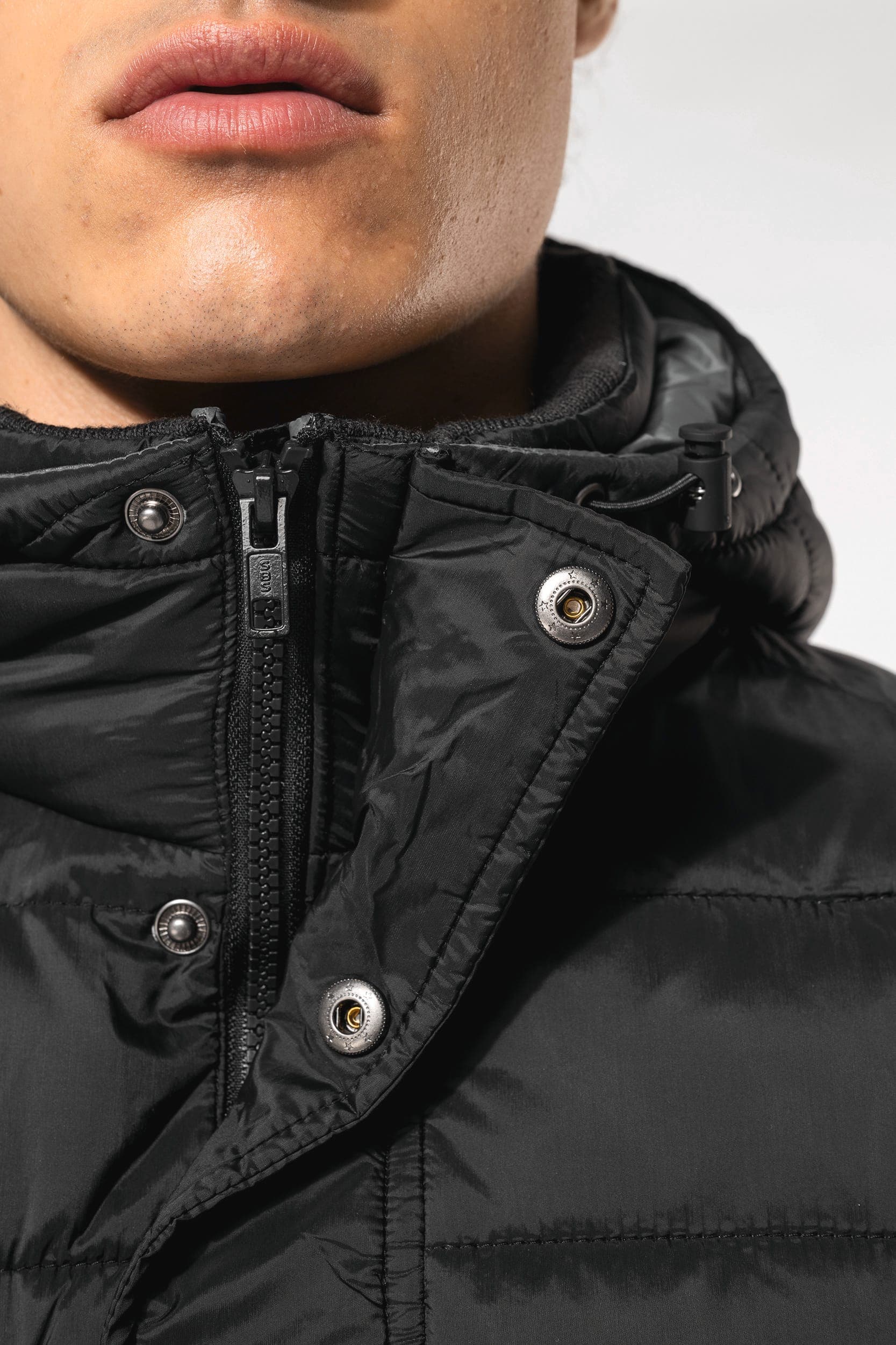 Parka doudoune légère à capuche homme en situation