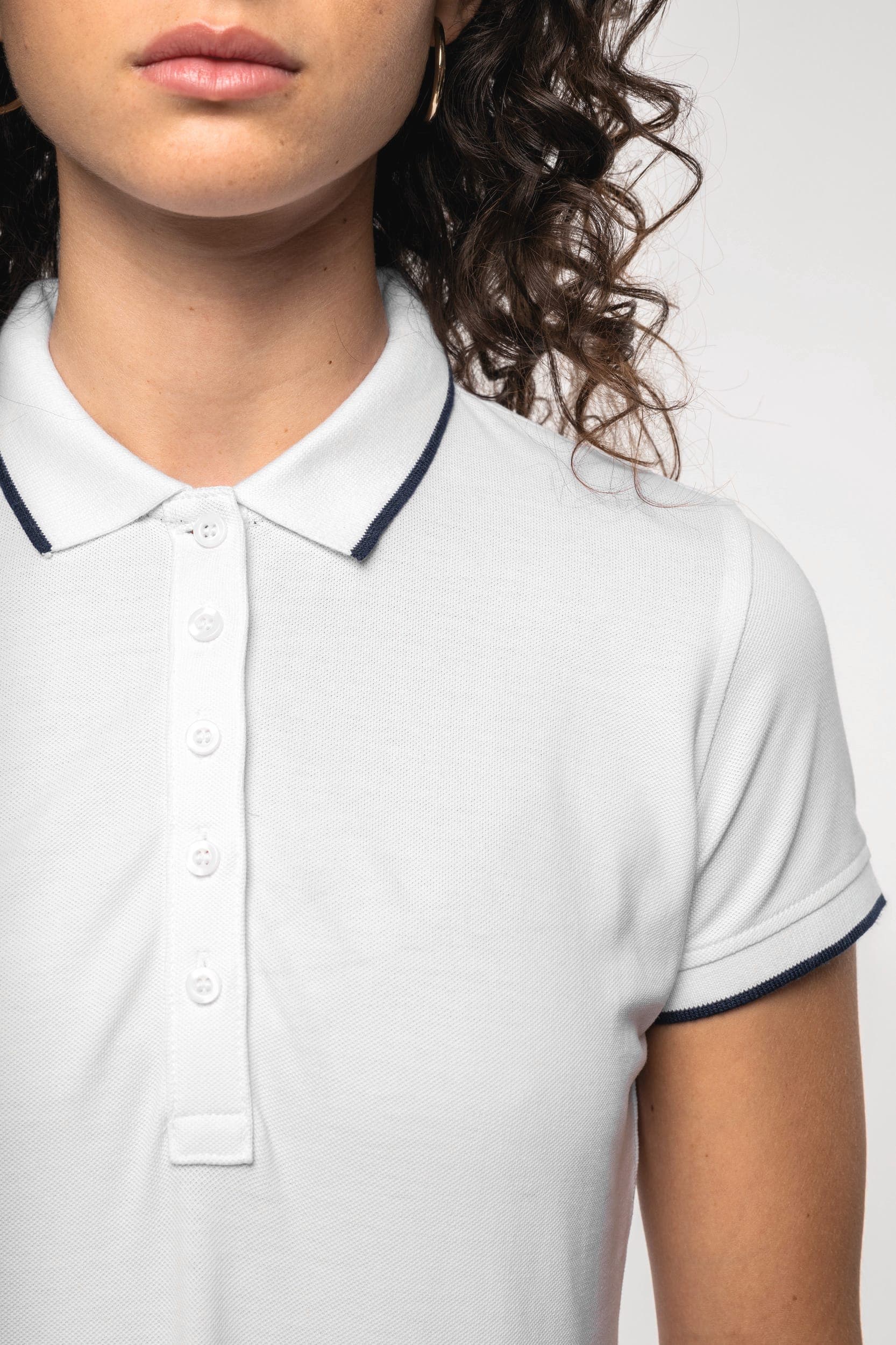 Polo maille piquée manches courtes femme en situation