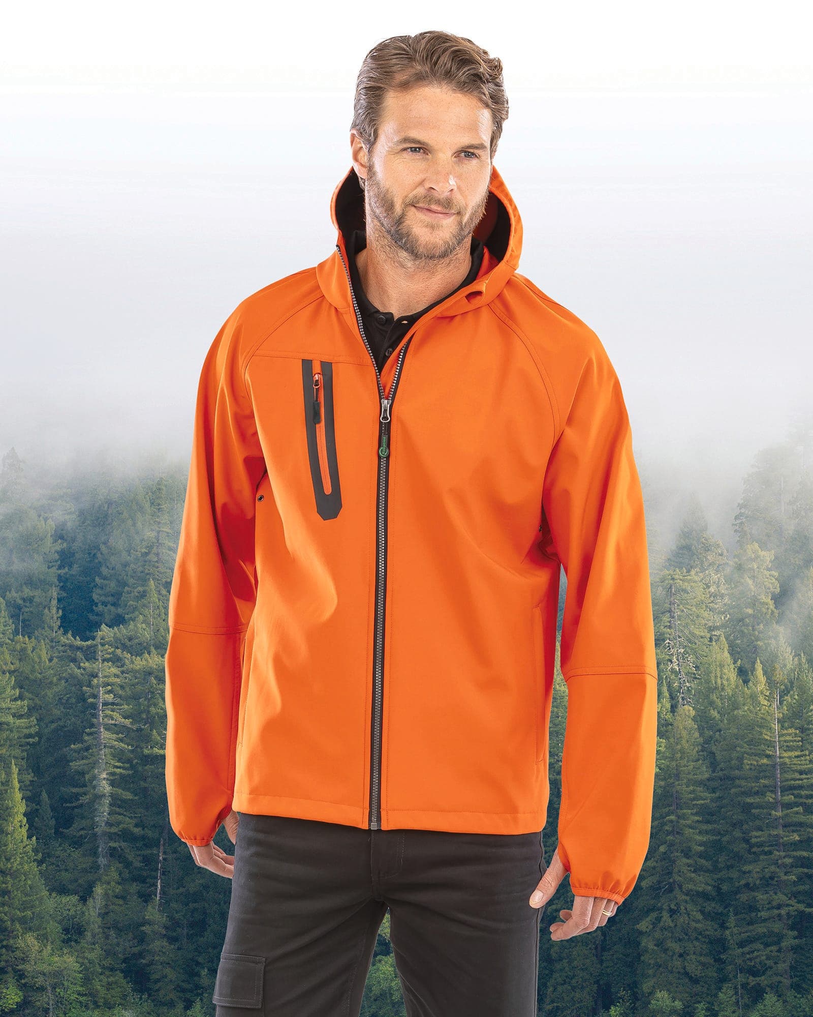 Veste Softshell 3 couches recyclée à capuche unisexe en situation