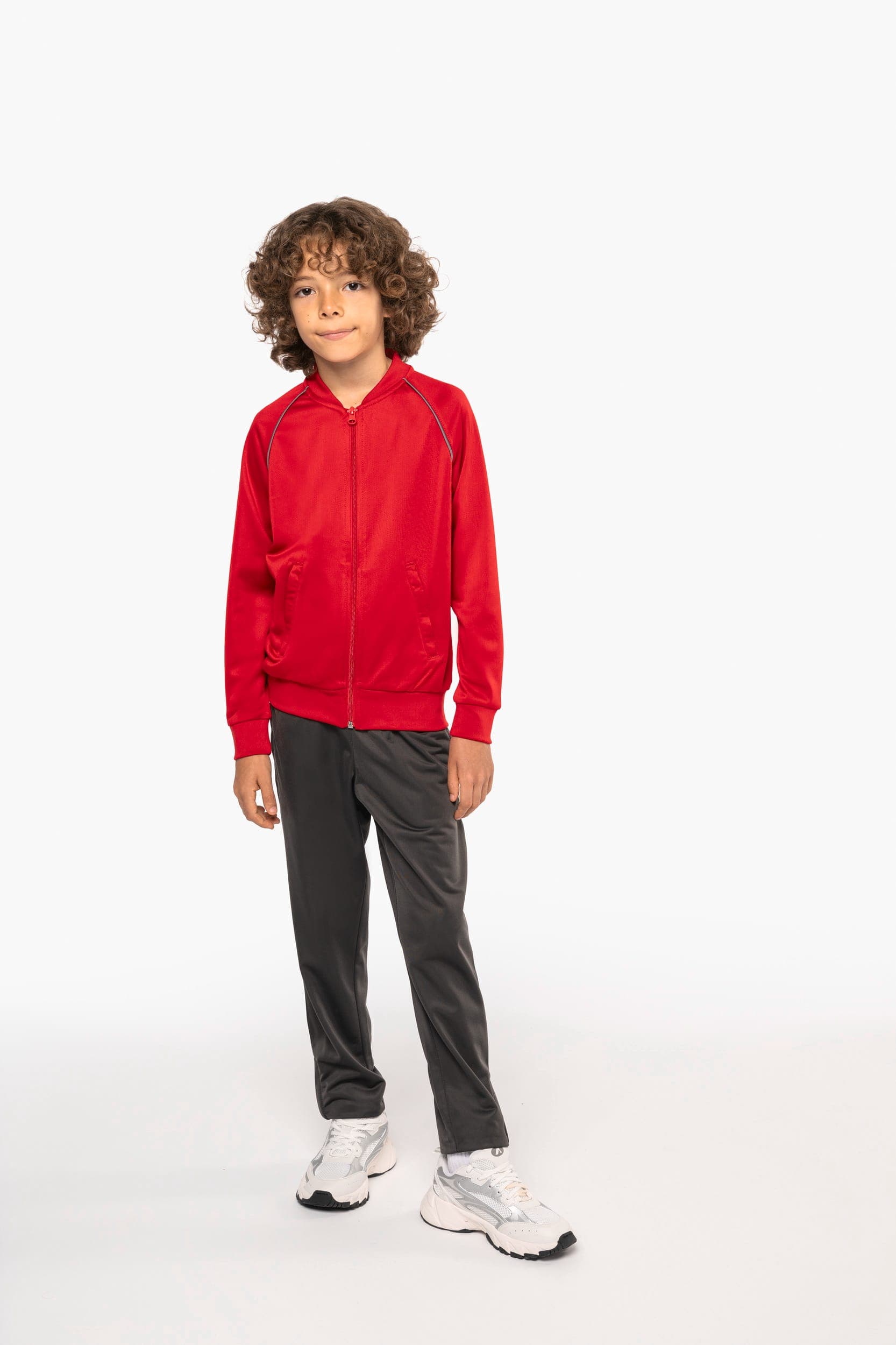 Veste de survêtement zippée avec liseré enfant en situation