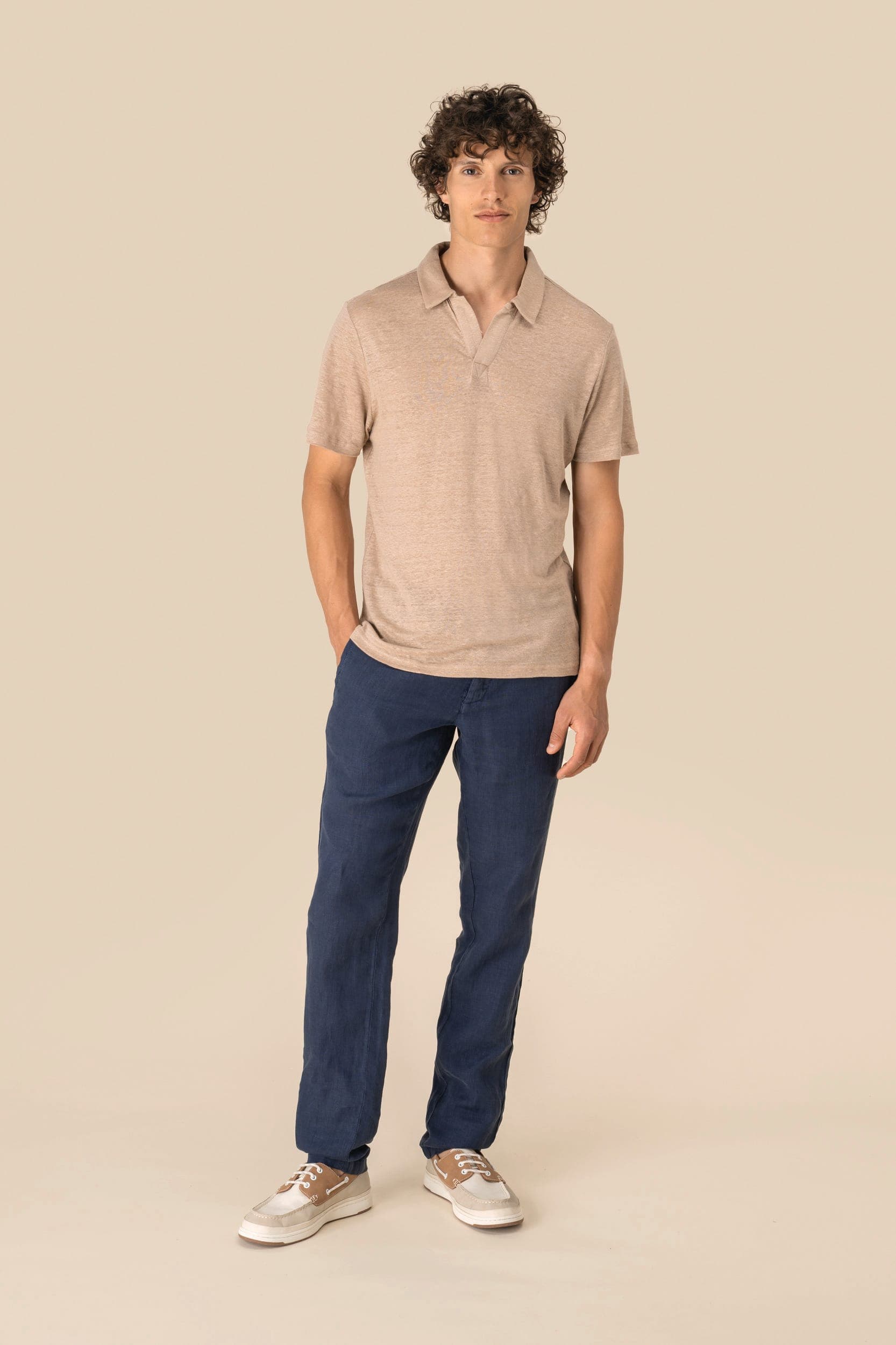 Polo en lin homme en situation
