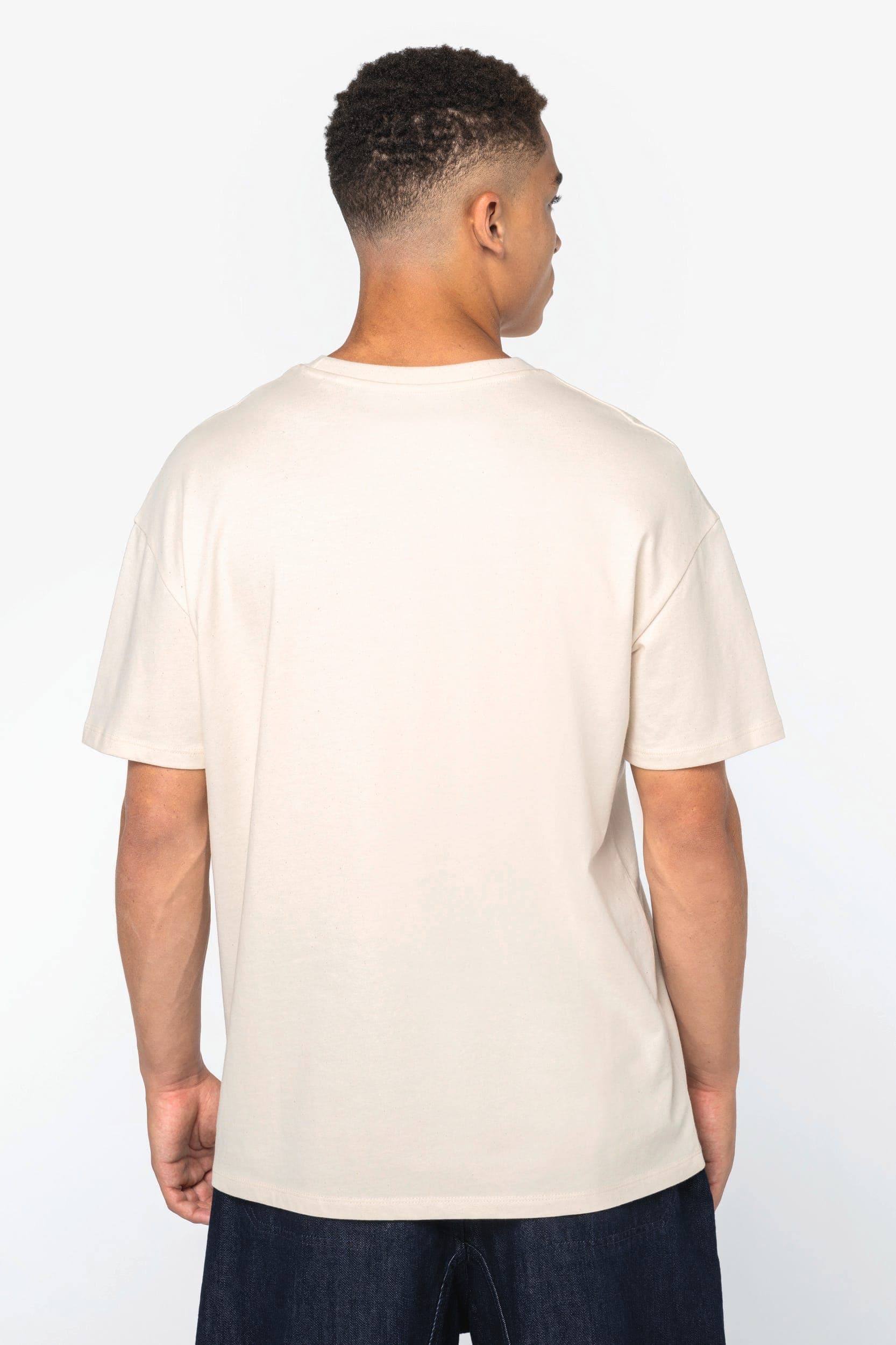 T-shirt écoresponsable à épaules tombantes unisexe en situation