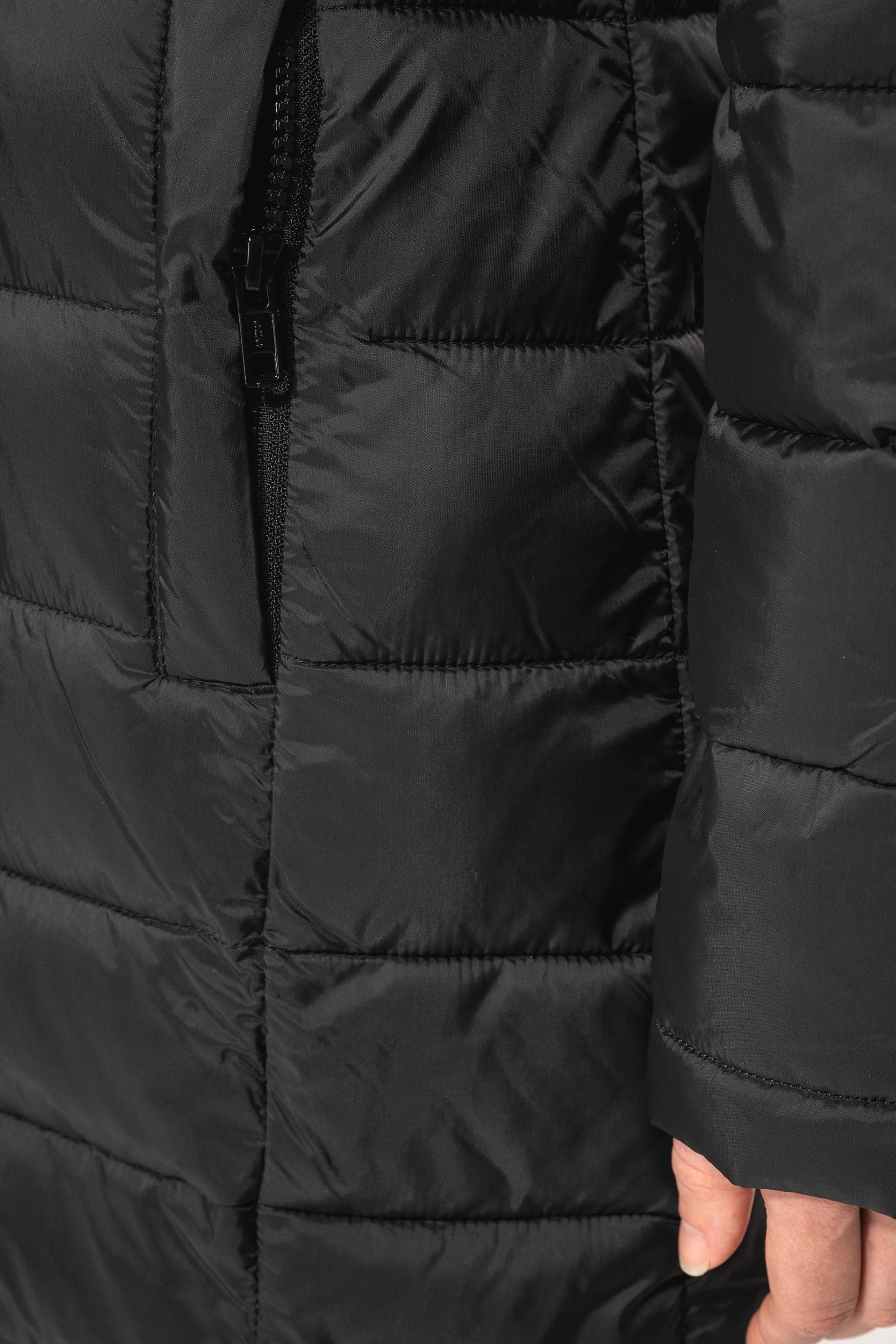 Parka doudoune légère à capuche femme en situation